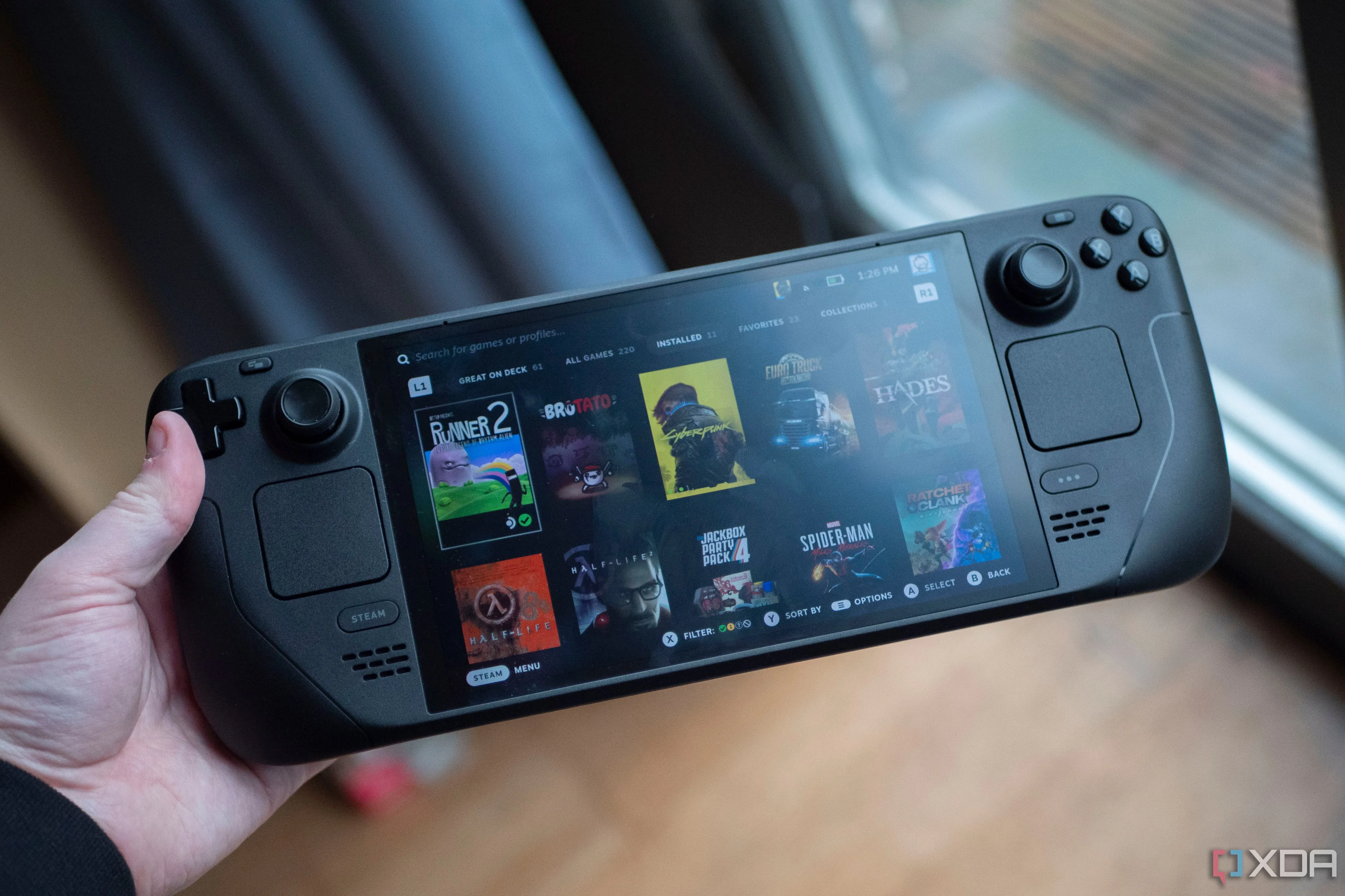 Máy chơi game cầm tay Steam Deck OLED với màn hình sáng và viền mỏng