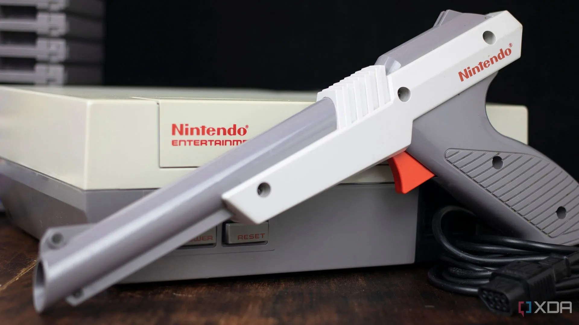 Máy chơi game Nintendo NES cùng súng Zapper, biểu tượng của trải nghiệm game retro