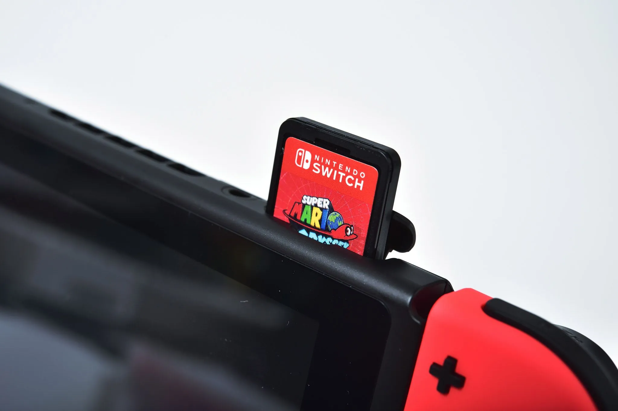 Máy chơi game Nintendo Switch với thẻ game được cắm vào khe, minh họa cho vấn đề thẻ game ảo