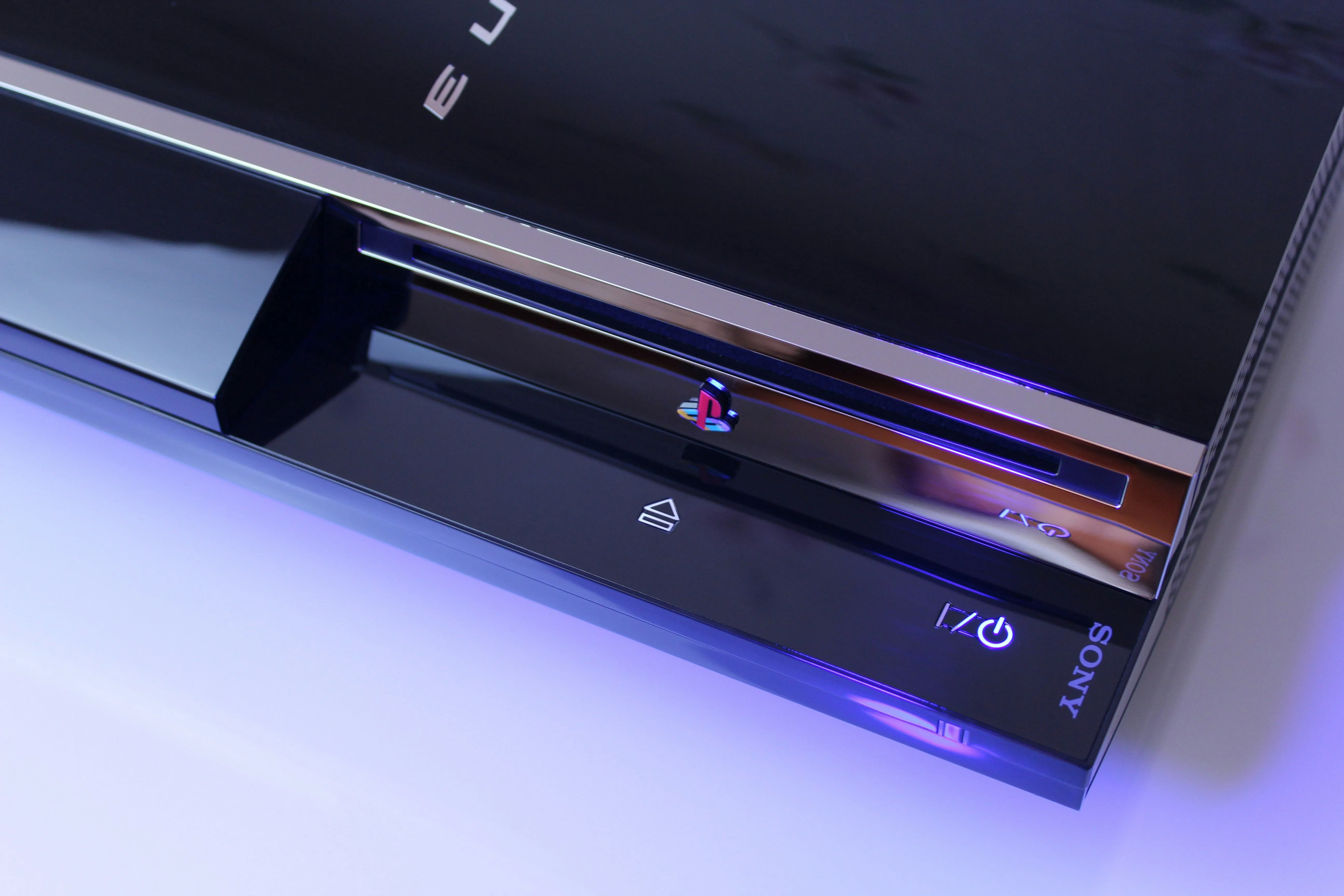 Máy chơi game PlayStation 3, đại diện cho nền tảng bị tấn công mạng nghiêm trọng vào năm 2011.