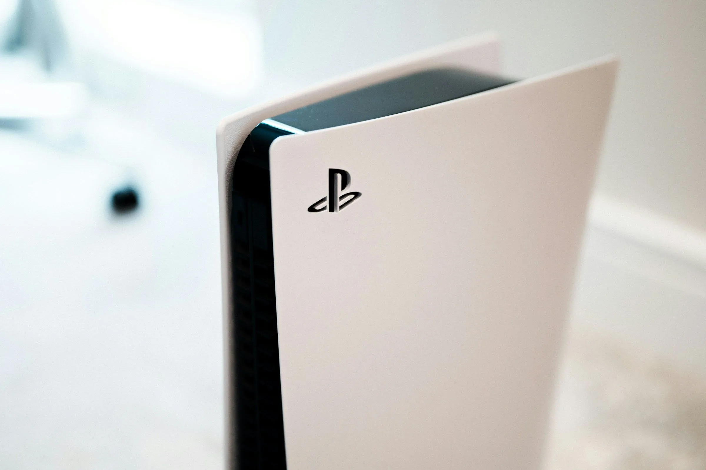 Máy chơi game PlayStation 5 với thiết kế hiện đại