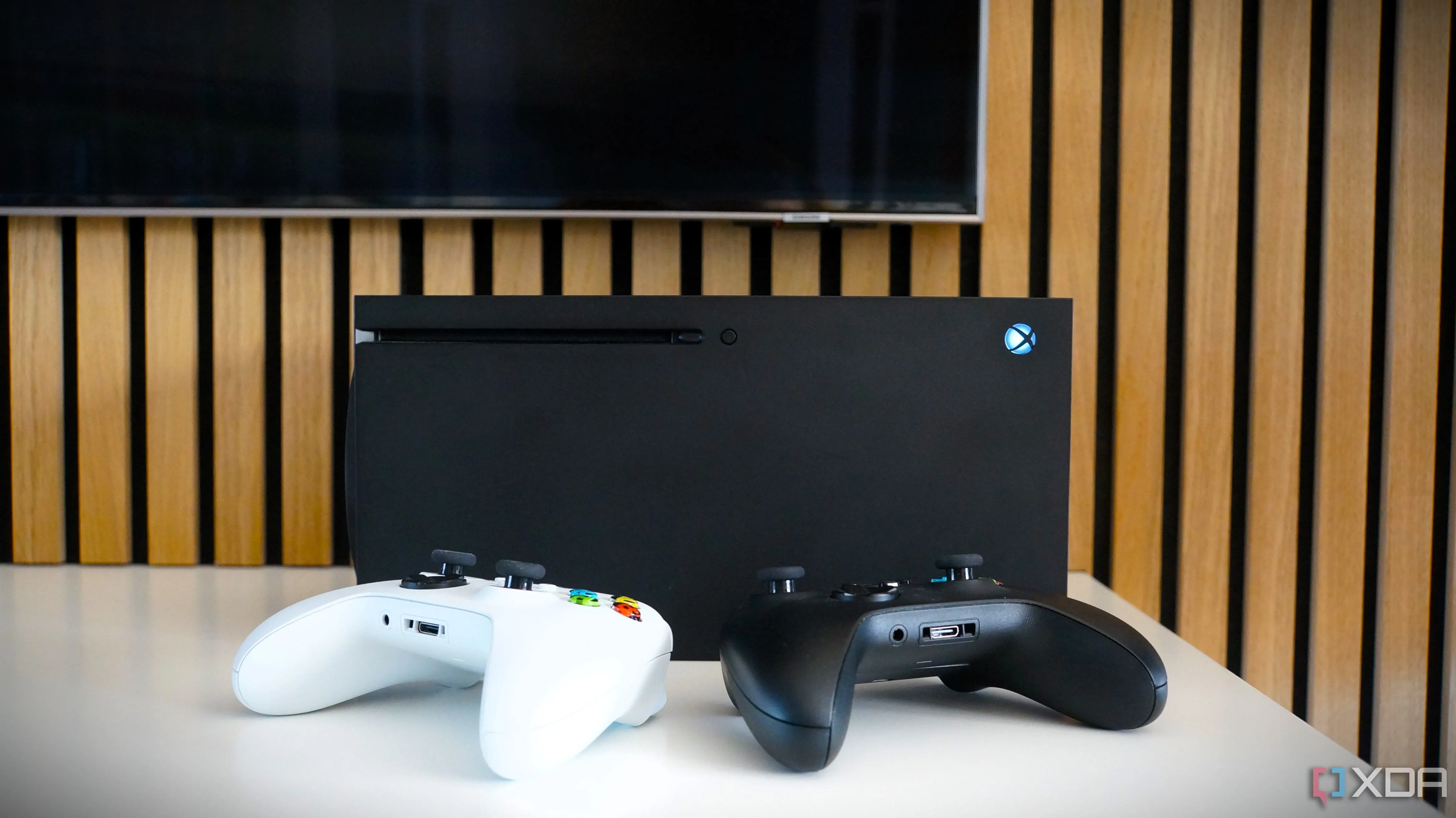 Máy chơi game Xbox Series X cùng bộ điều khiển đặt trước TV Samsung