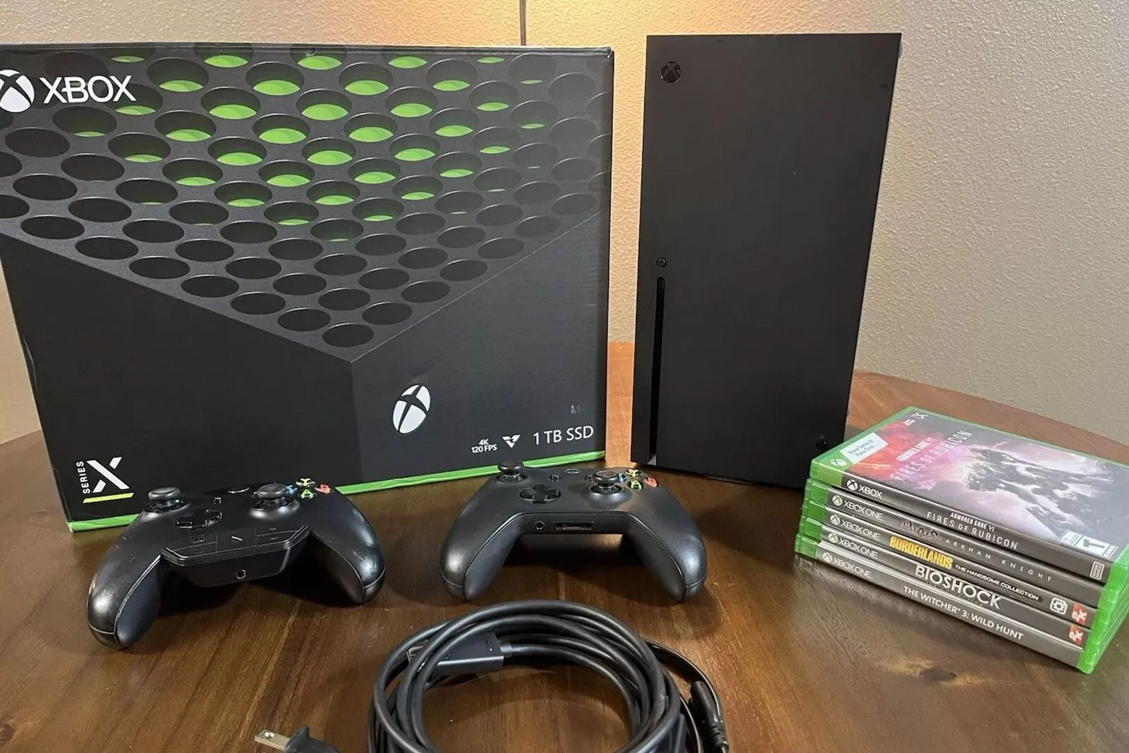Máy chơi game Xbox Series X màu đen cùng bộ sưu tập đĩa game đa dạng