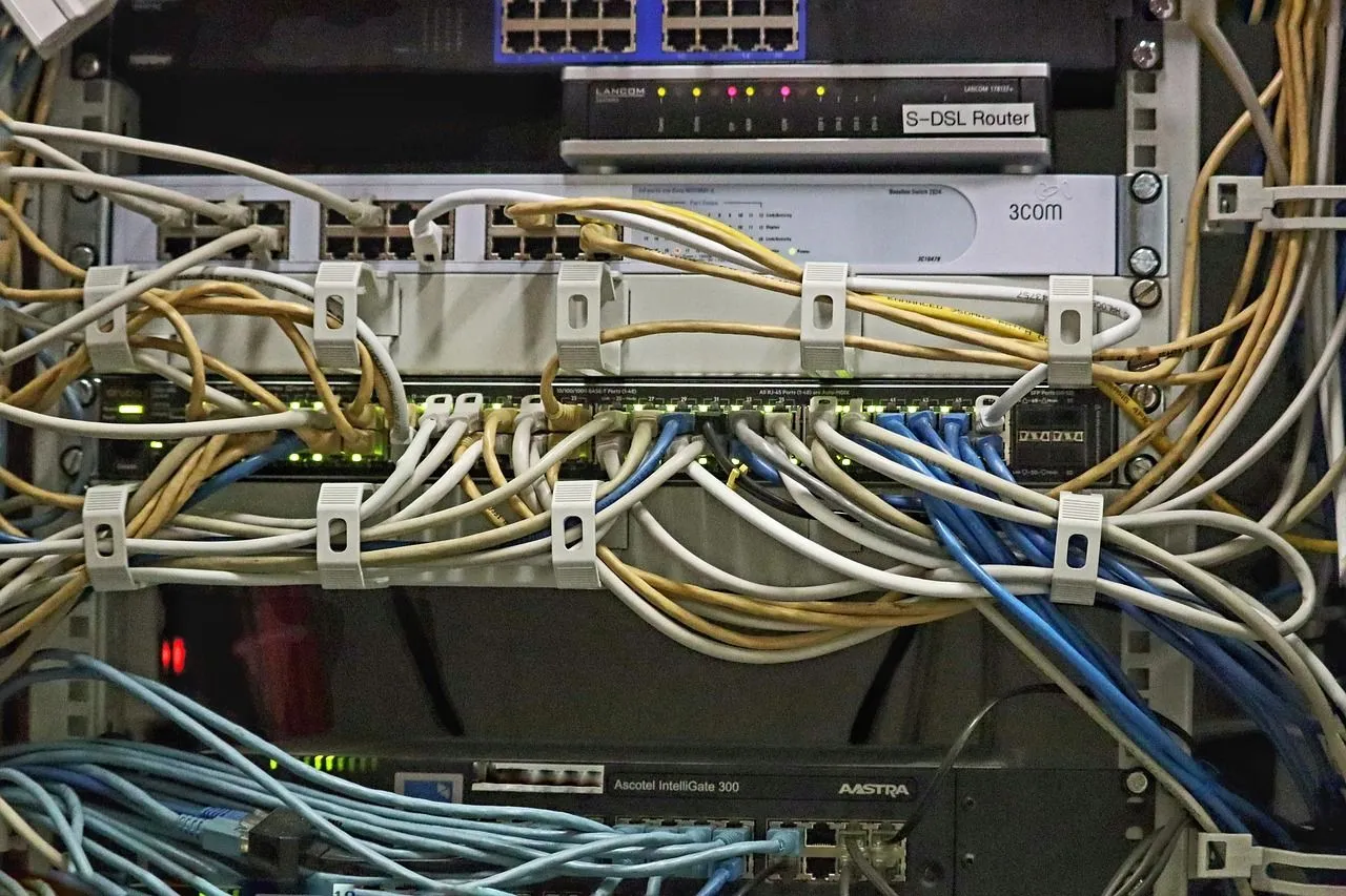 Máy chủ và bộ chuyển mạch với nhiều cáp Ethernet, minh họa hạ tầng mạng phức tạp