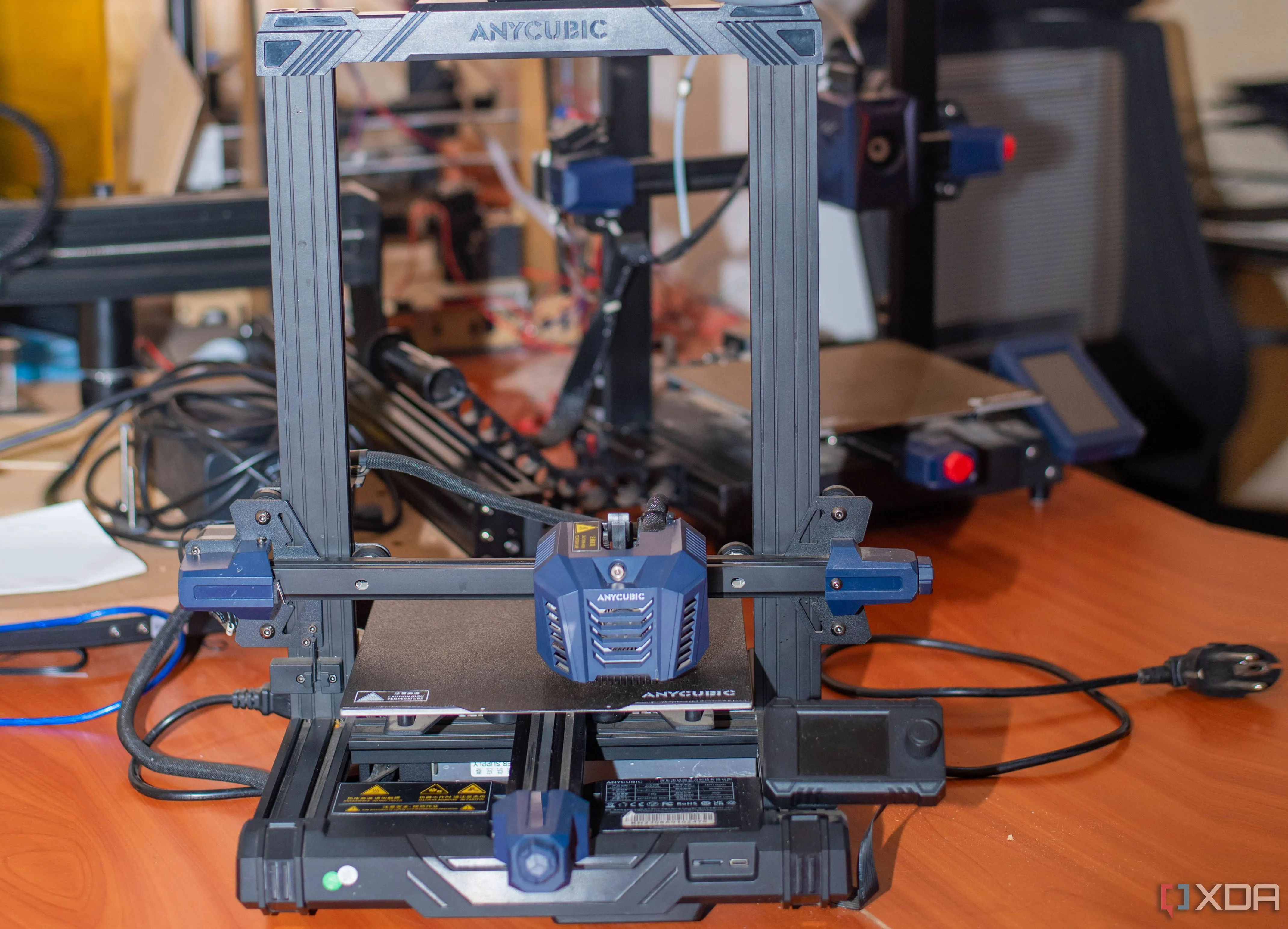 Máy in 3D Anycubic Kobra trên bàn, các bộ phận chuyển động cần được bôi trơn định kỳ
