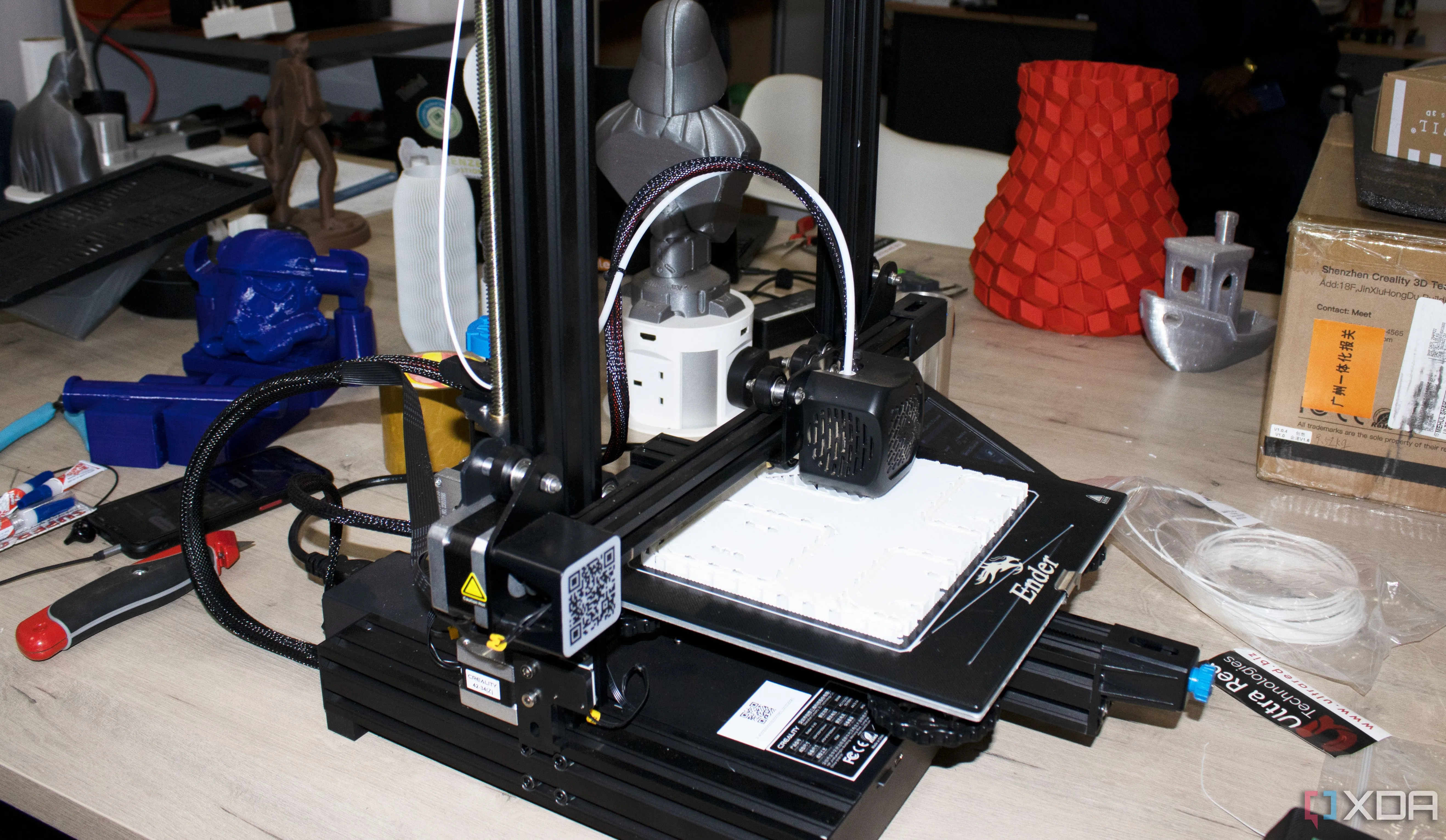 Máy in 3D Creality Ender-3 đang hoạt động với chi tiết in sắc nét