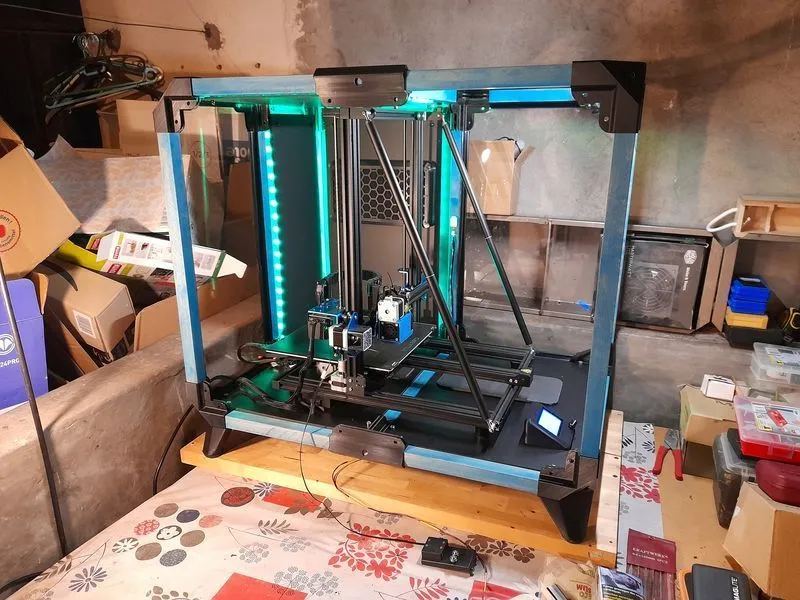 Máy in 3D Creality Ender-3 V3 SE đang hoạt động trong vỏ bảo vệ
