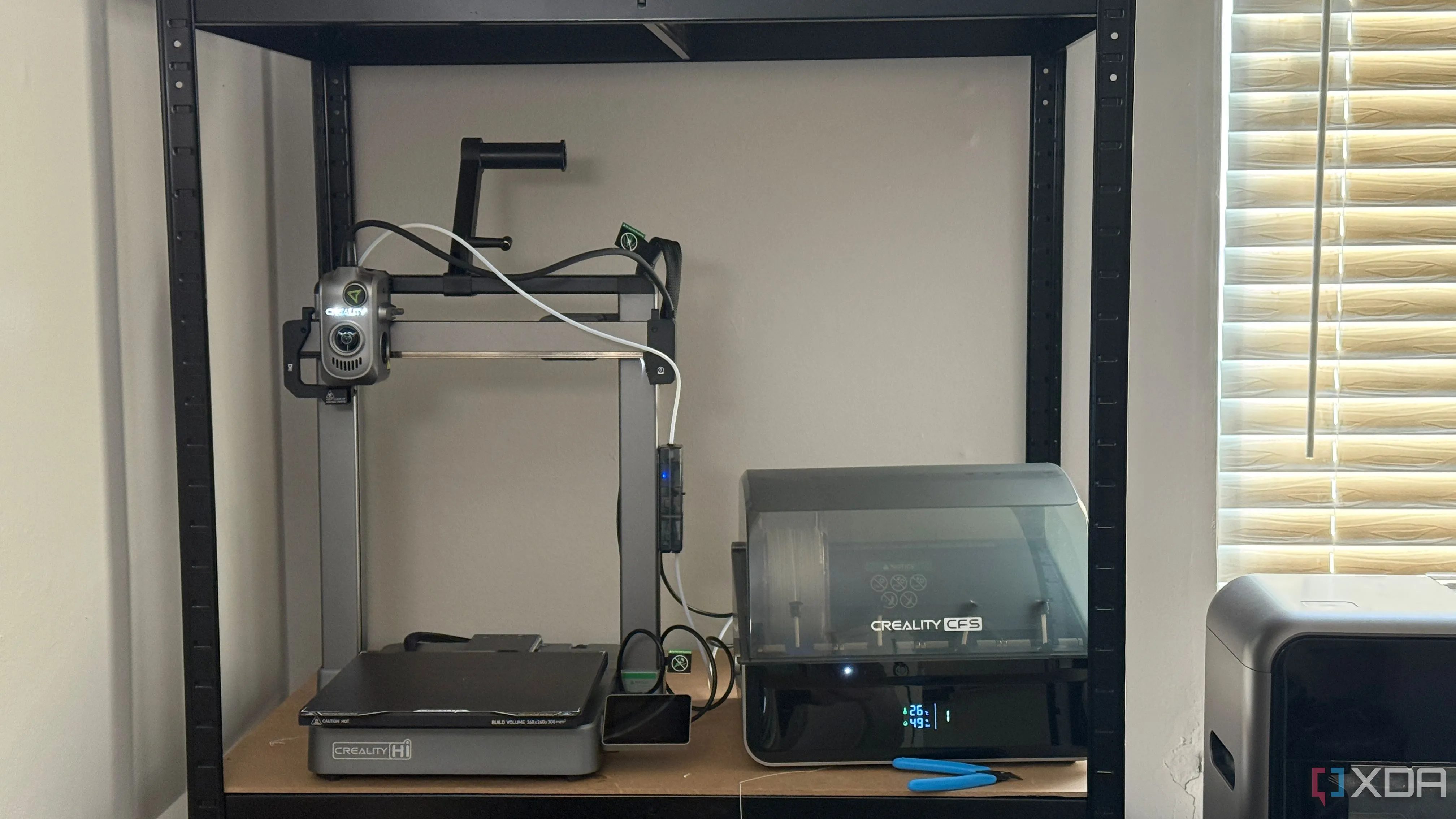 Máy in 3D Creality Hi Combo, thiết bị cần thiết để tự sản xuất giá đỡ màn hình tùy chỉnh.
