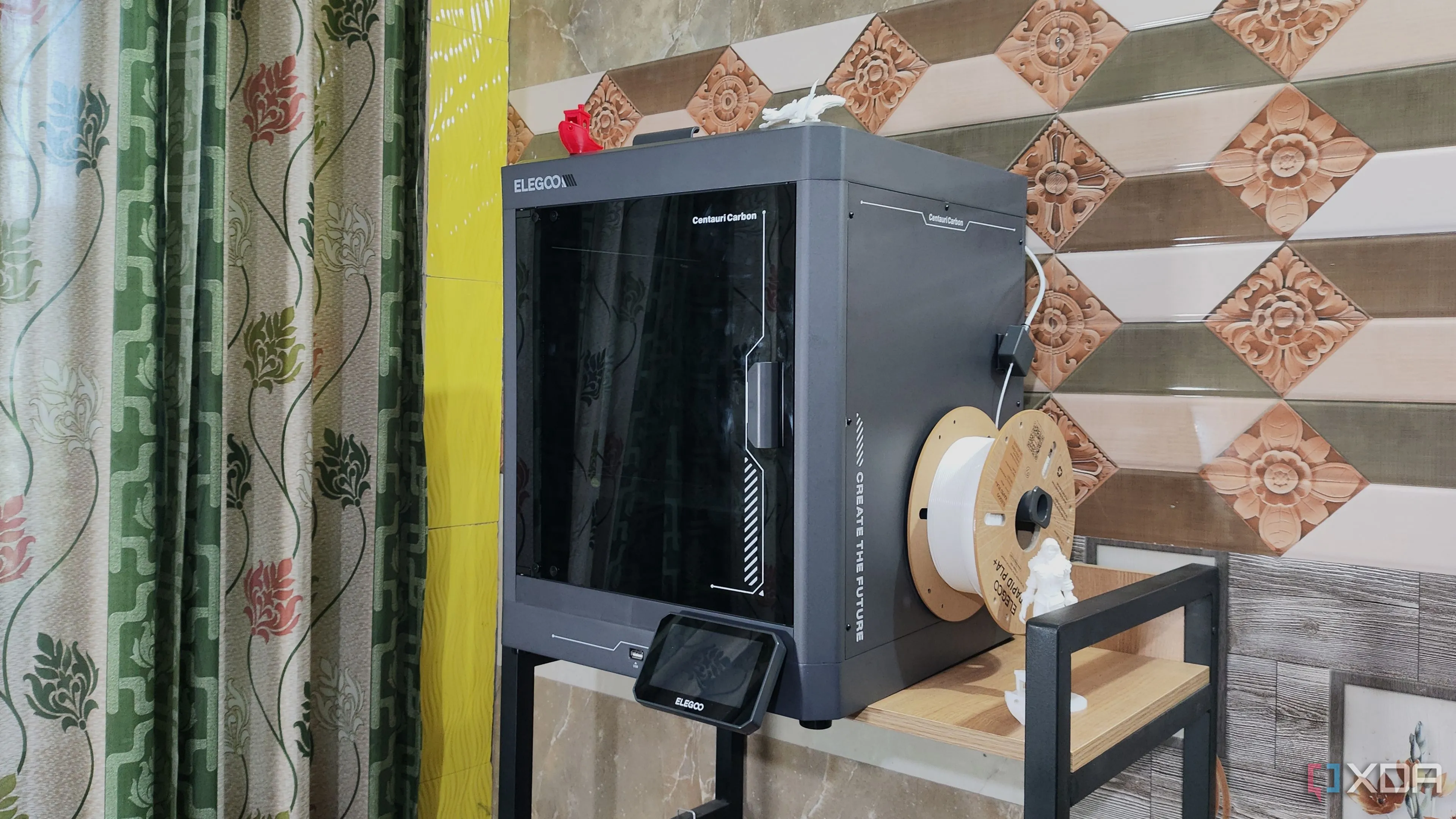 Máy in 3D FDM Elegoo Centauri Carbon, minh họa công nghệ in 3D dùng để tạo ra các bộ phận cánh tay robot SO-101