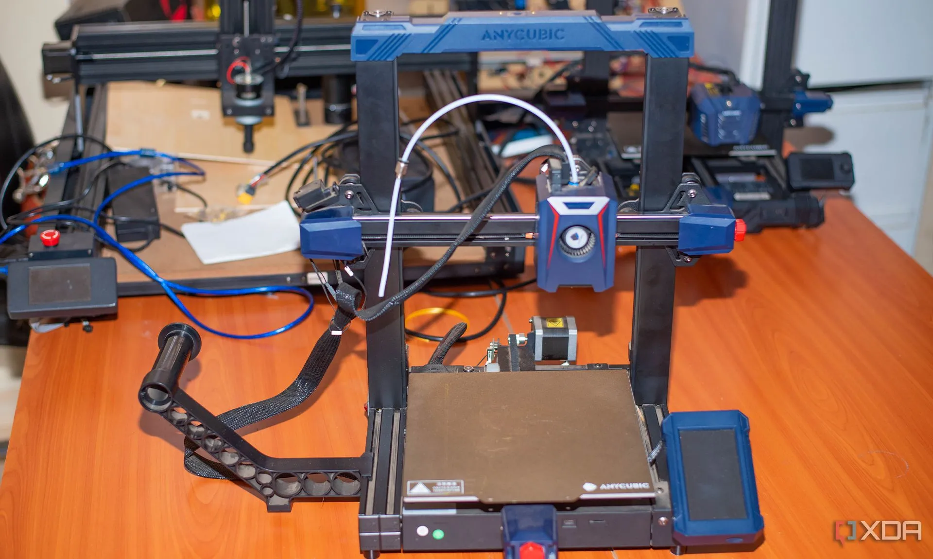 Máy in 3D FDM thương hiệu Anycubic màu đen đặt trên bàn, thể hiện loại máy phổ biến cho người mới bắt đầu