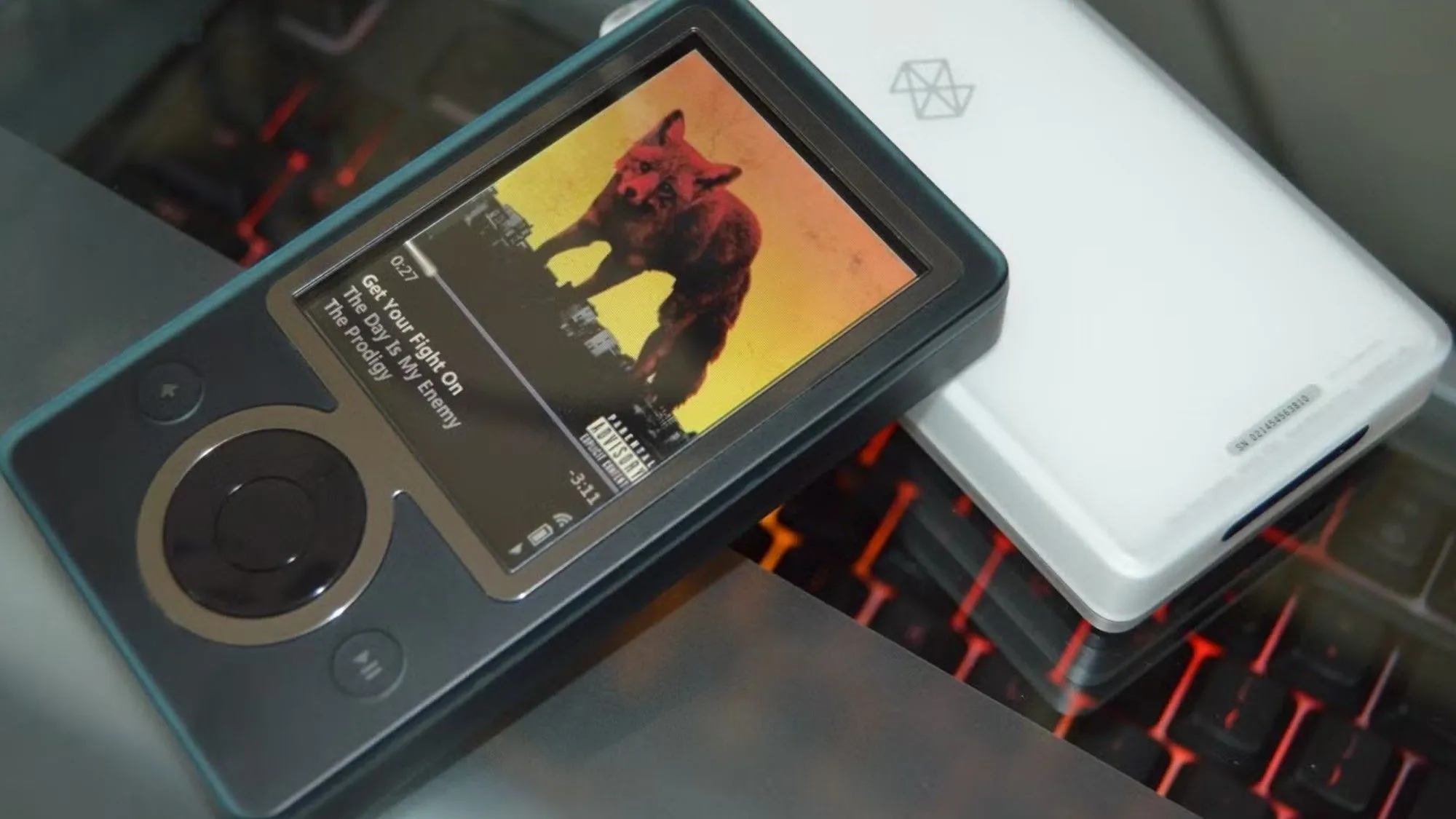 Máy nghe nhạc Zune 30 đang phát nhạc, biểu tượng cho kỷ nguyên giải trí số của Microsoft và Zune Video
