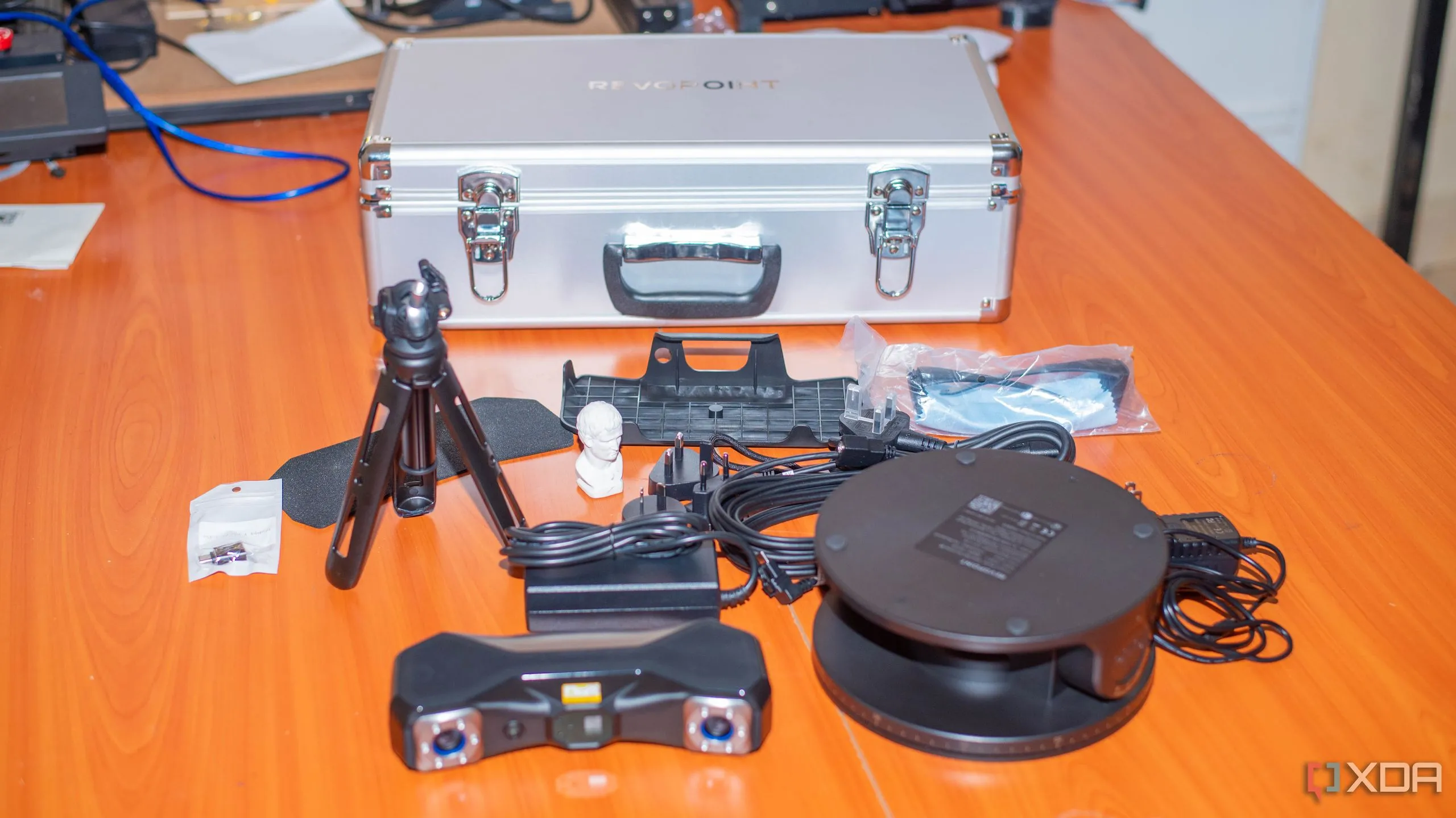 Máy quét 3D và các phụ kiện cần thiết, cho thấy sự đa dạng trong ứng dụng và giới hạn của từng thiết bị