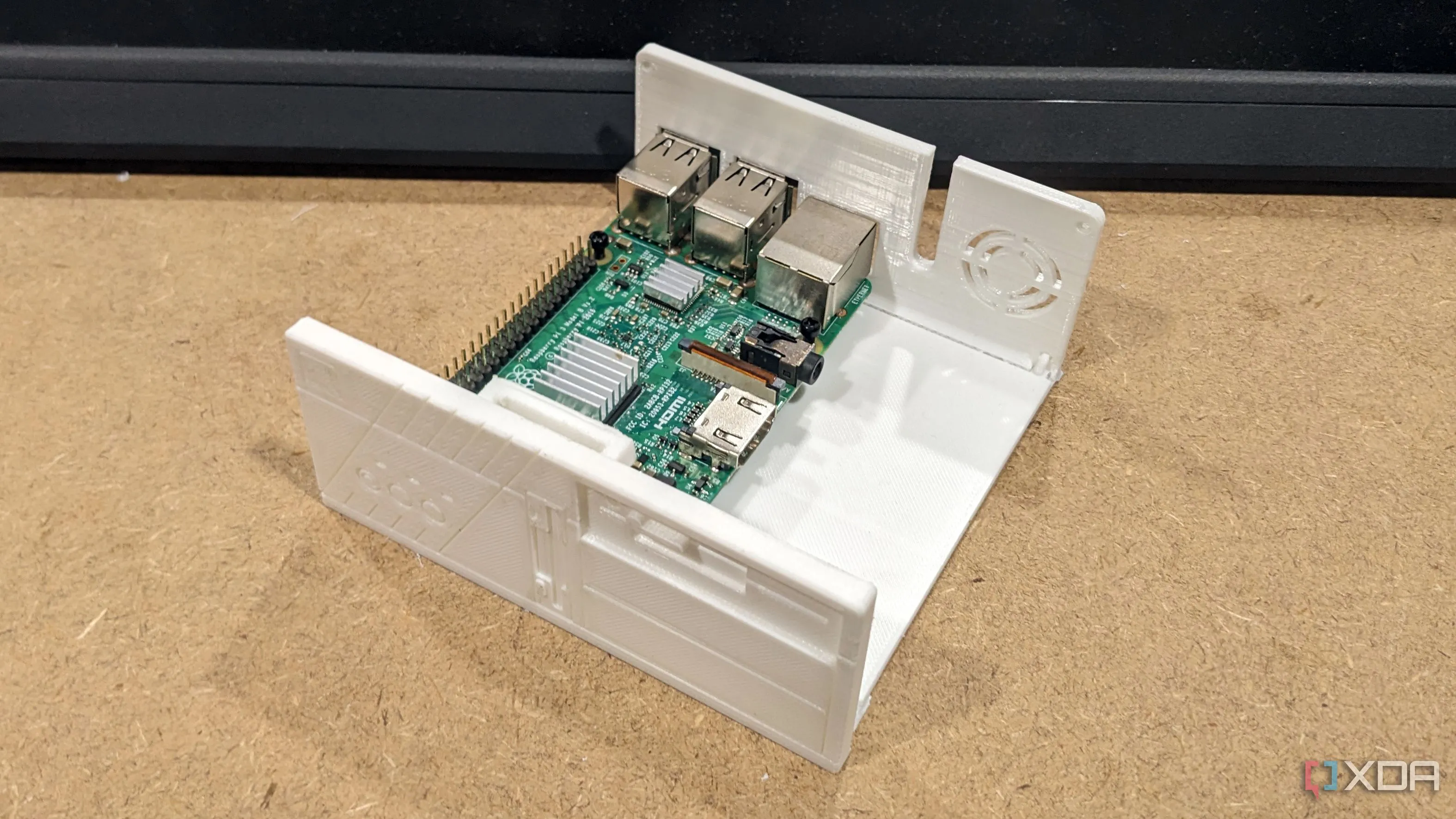 Máy tính bo mạch đơn Raspberry Pi trong vỏ case retro, chạy giả lập game