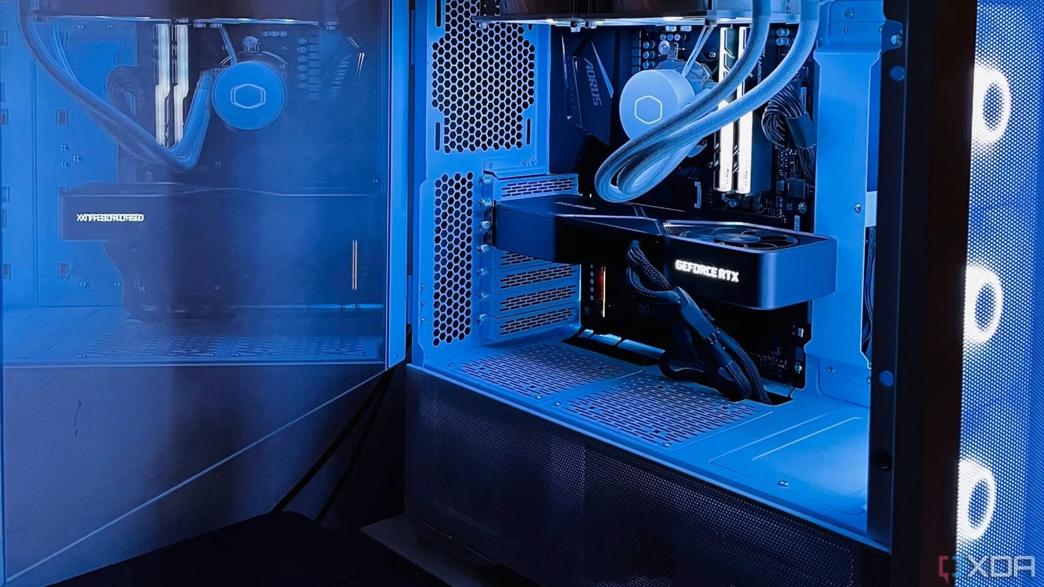 Máy tính chơi game cấu hình cao với card đồ họa RTX 3080 và bộ vi xử lý Ryzen 7 5700X, minh họa nhu cầu tản nhiệt hiệu quả cho CPU