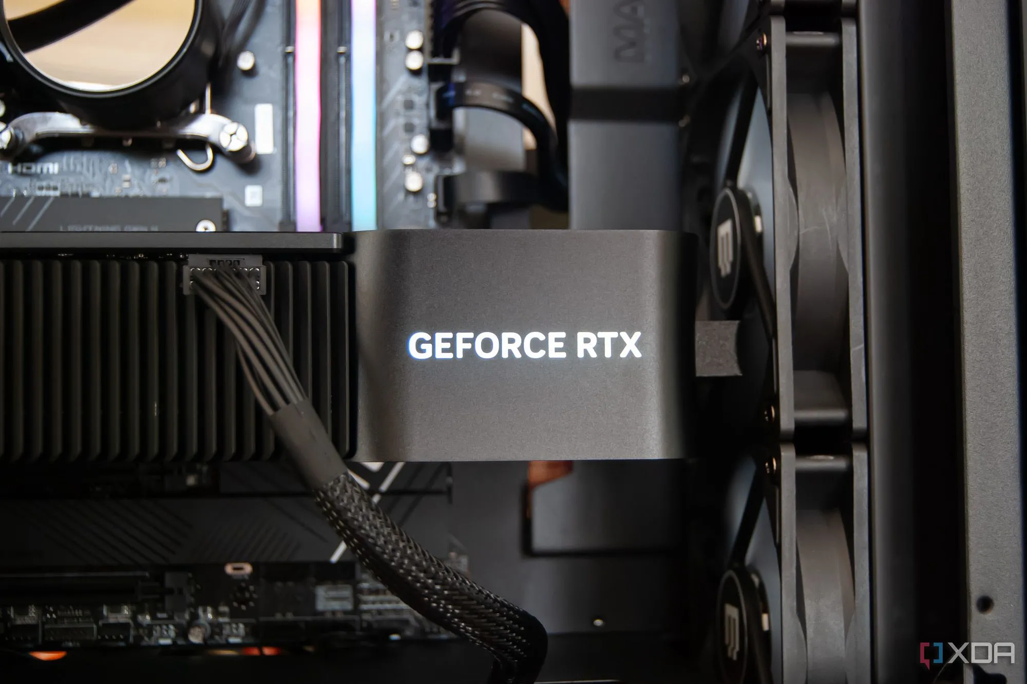 Máy tính gaming Maingear MG-1 với card đồ họa RTX 4080 Super thể hiện sự khan hiếm GPU trên thị trường