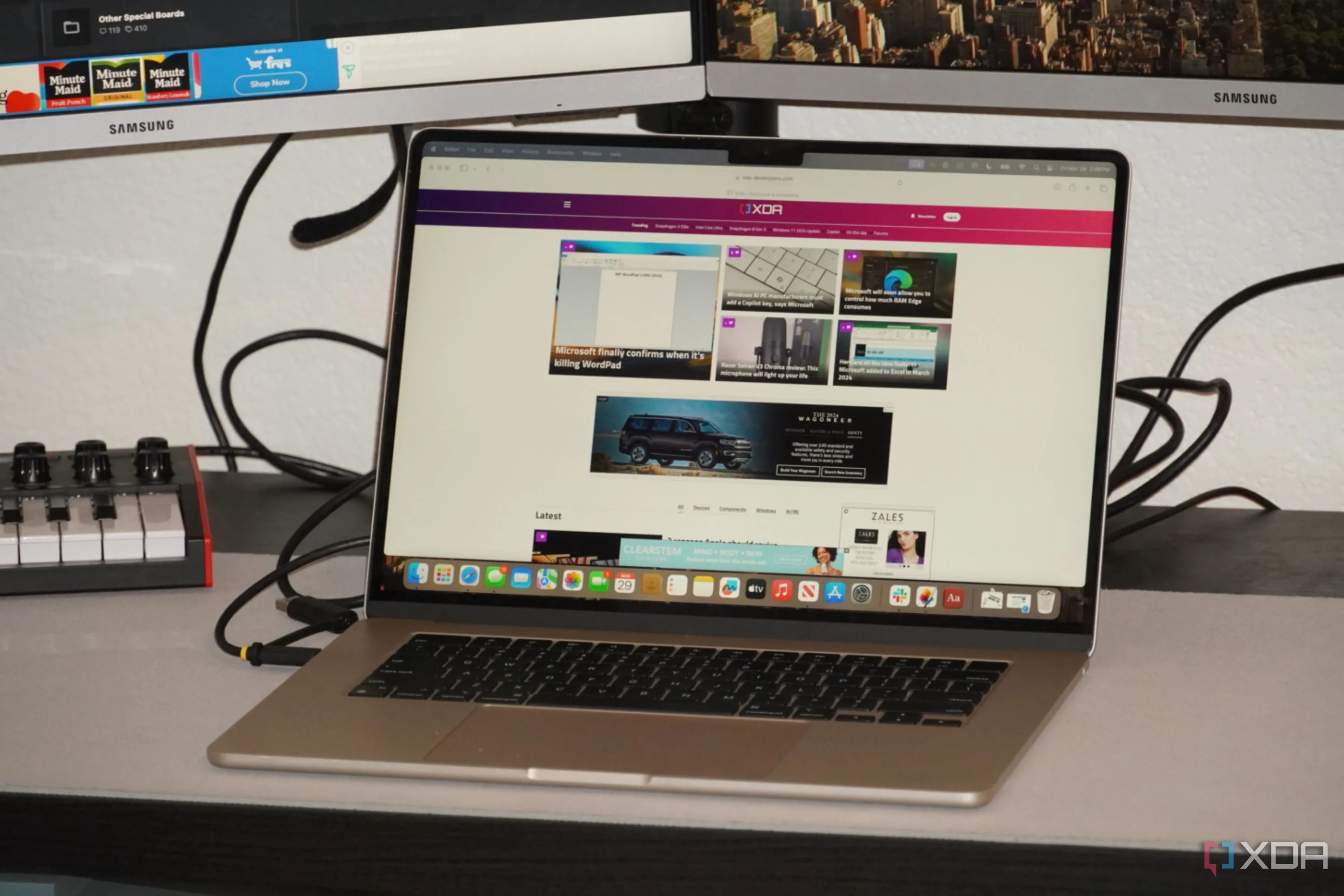 Máy tính MacBook kết nối với bộ chuyển đổi StarTech, minh họa cho khả năng tương thích phần cứng ổn định và hệ sinh thái phần mềm được kiểm soát chặt chẽ của Apple.