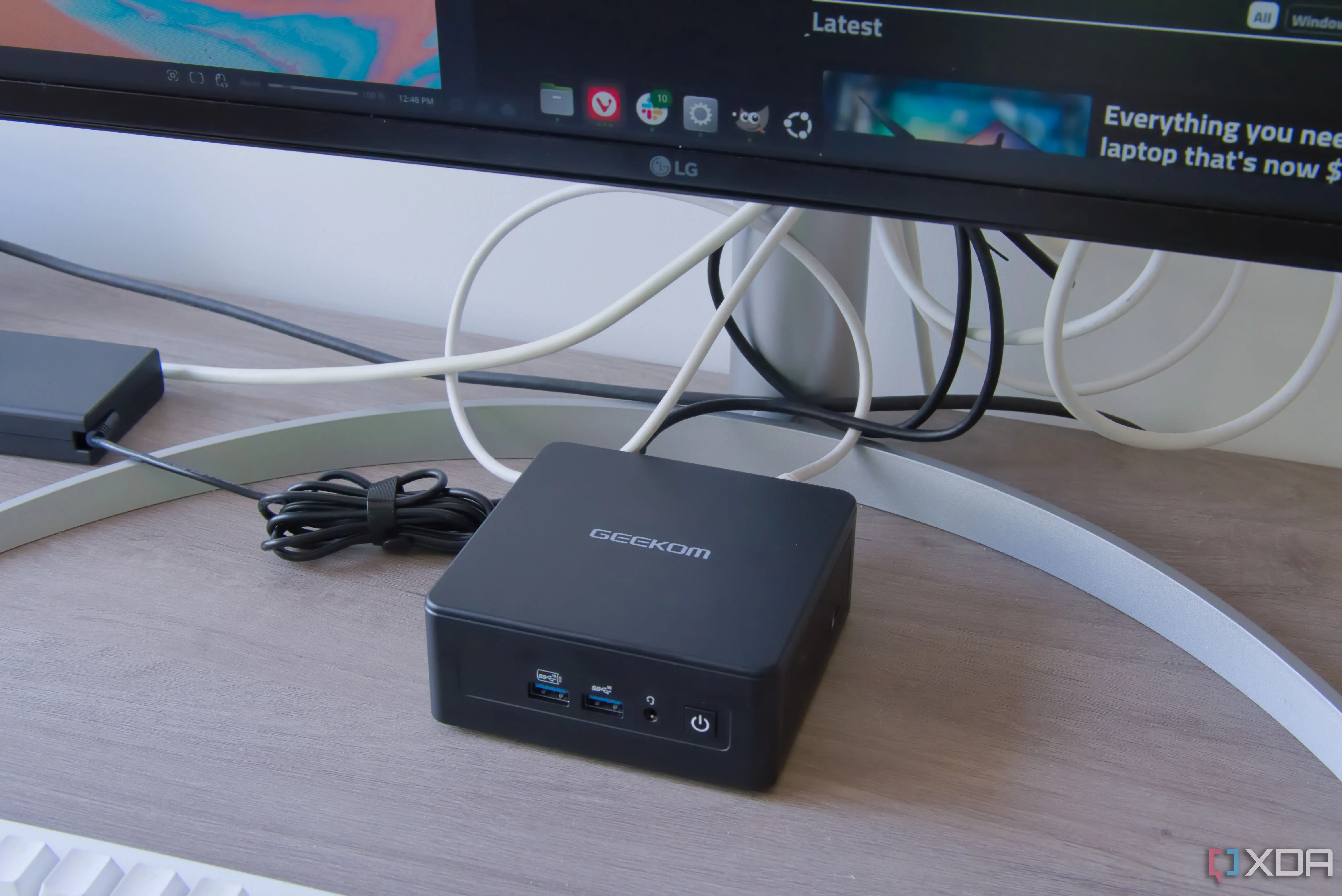 Máy tính mini PC Geekom IT15 chạy Linux, minh họa giải pháp phần mềm thay thế