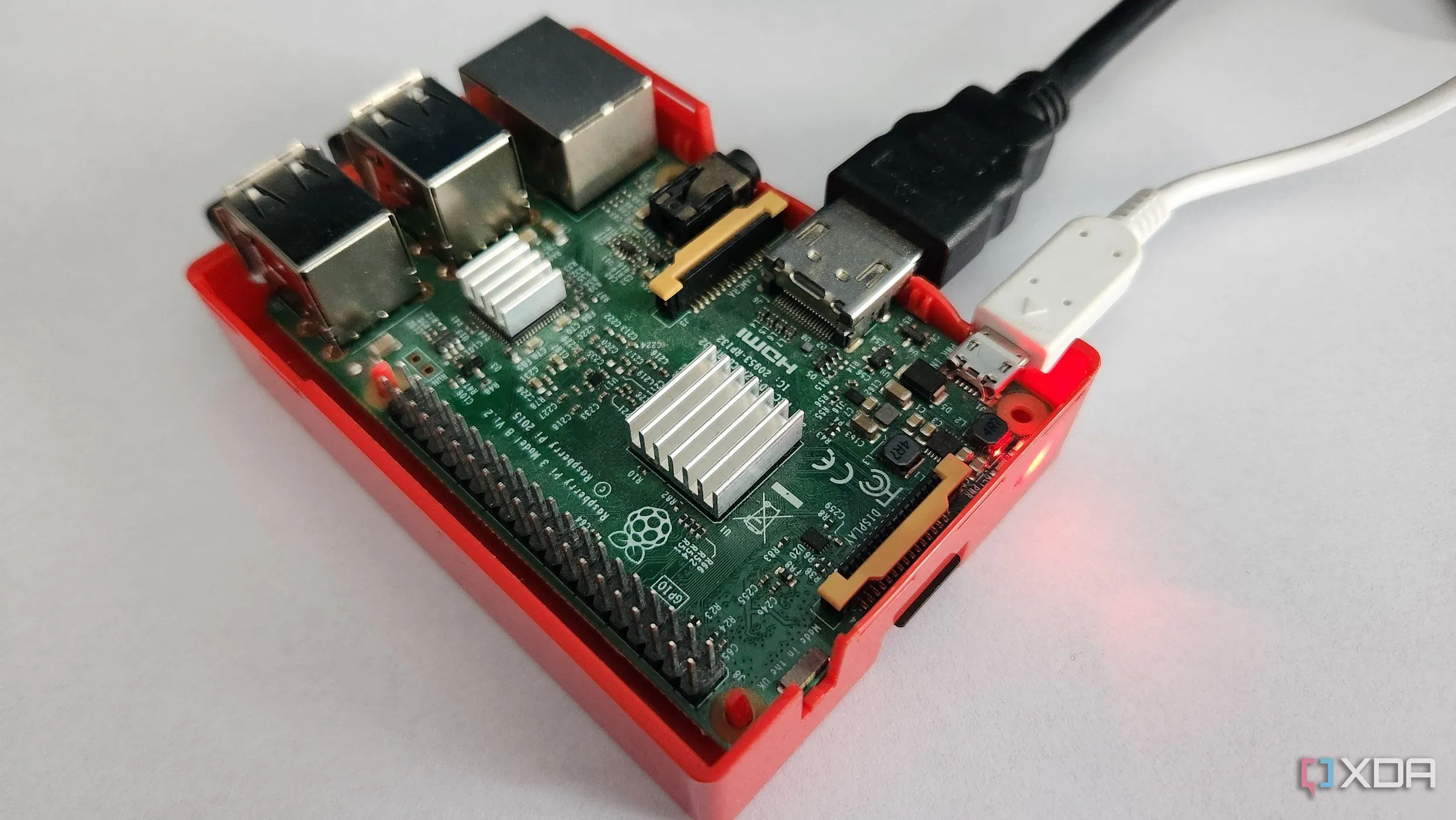 Máy tính Raspberry Pi 3B trong vỏ case đỏ, minh họa phần cứng giá rẻ cho LibreELEC