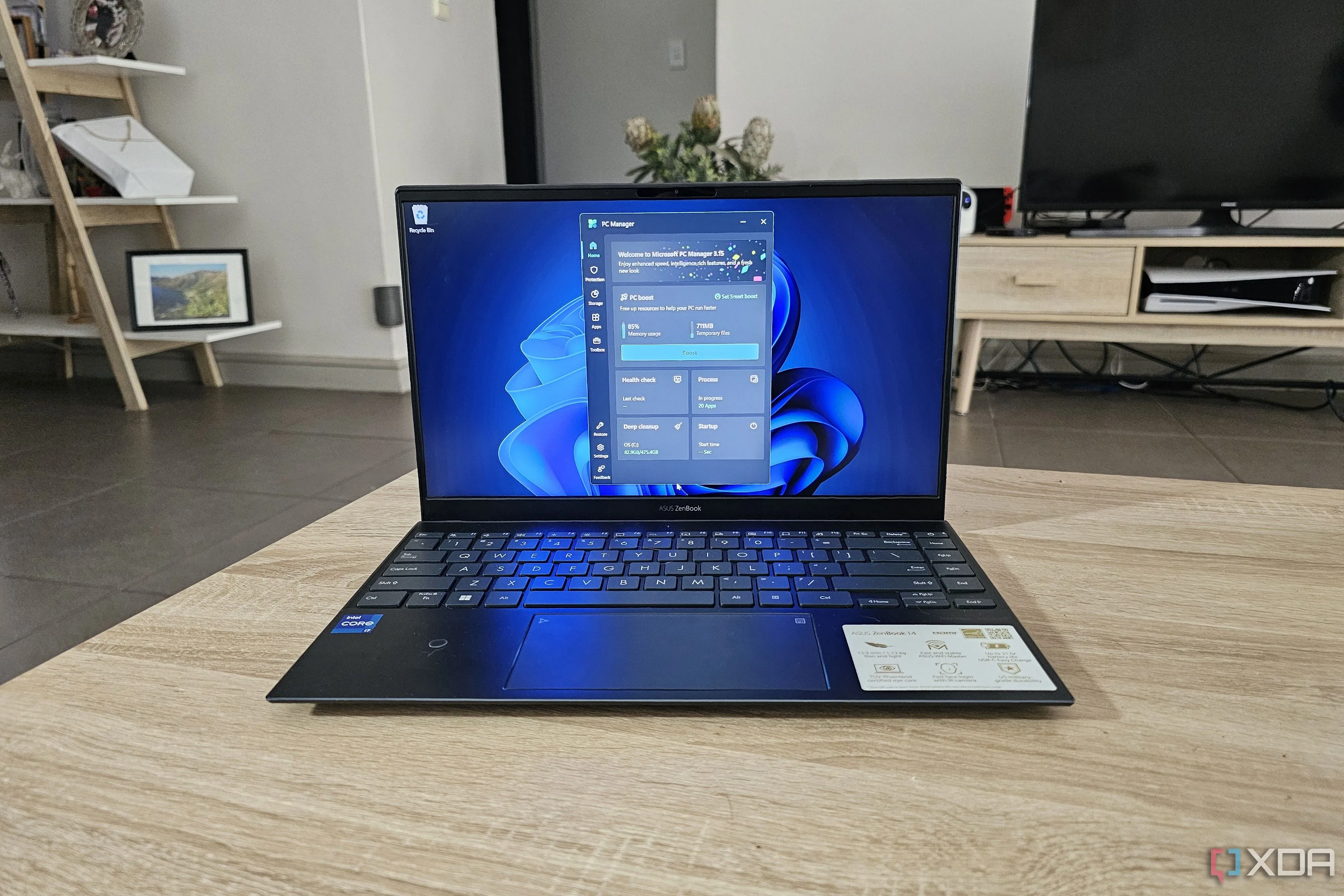 Máy tính xách tay chạy Windows 11 với ứng dụng PC Manager đang mở
