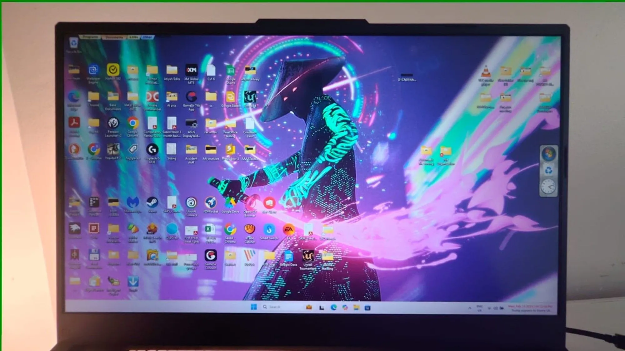 Máy tính xách tay đang chạy ứng dụng Wallpaper Engine để cá nhân hóa hình nền động