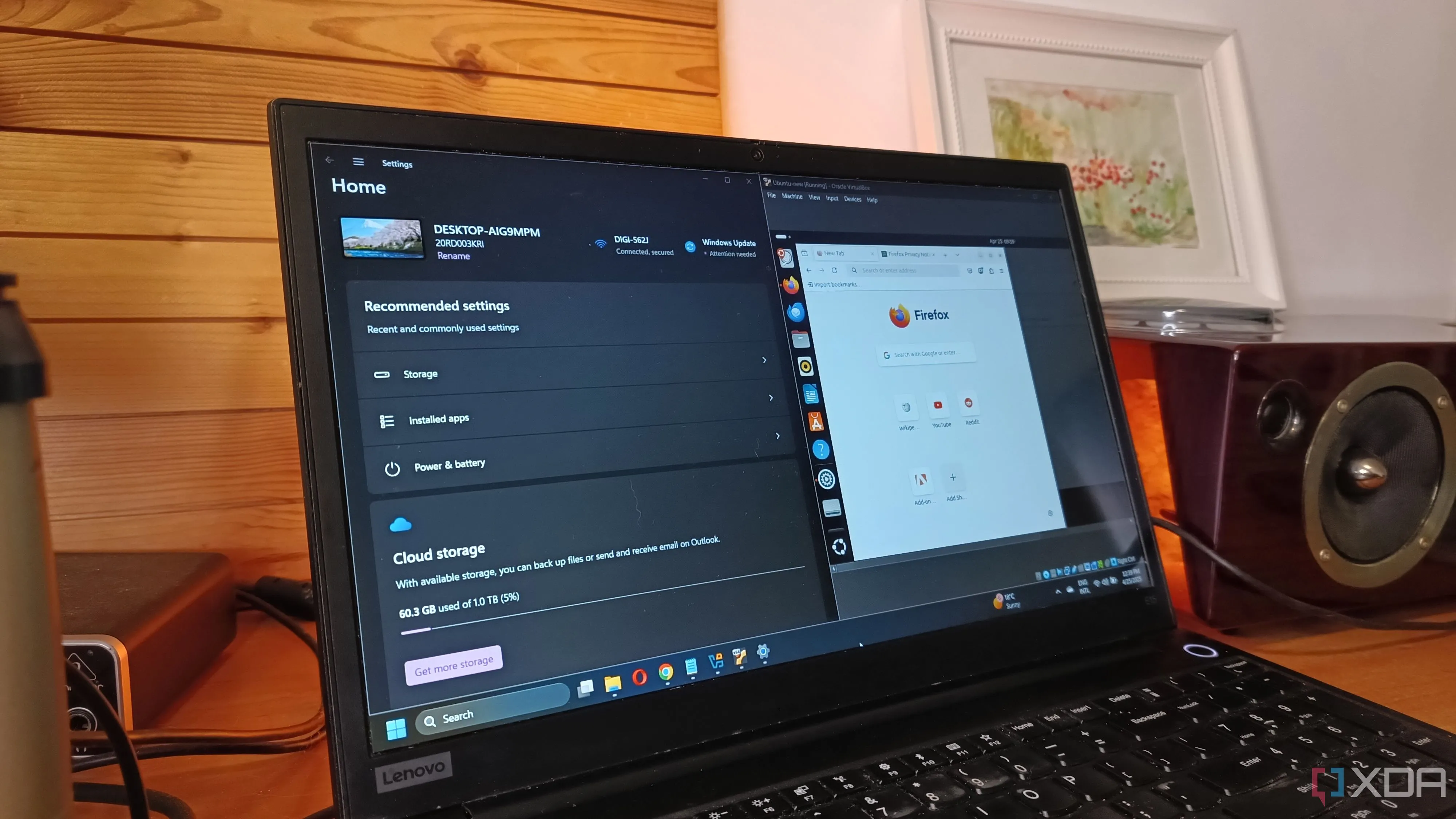Máy tính xách tay đang chạy Windows 11 và giao diện Ubuntu Linux trong máy ảo, minh họa cách người dùng trải nghiệm cả hai hệ điều hành.
