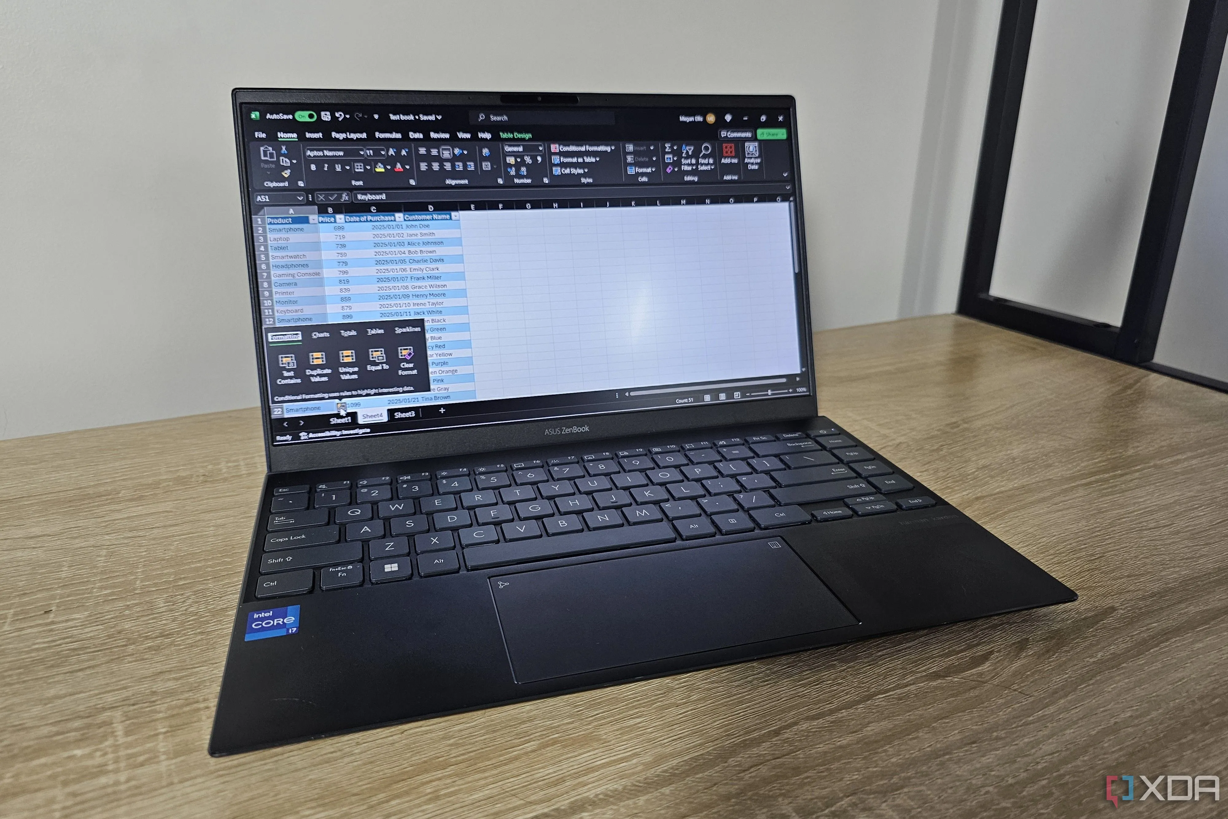 Máy tính xách tay hiển thị công cụ phân tích nhanh trong Excel, minh họa khả năng quản lý dữ liệu hiệu quả