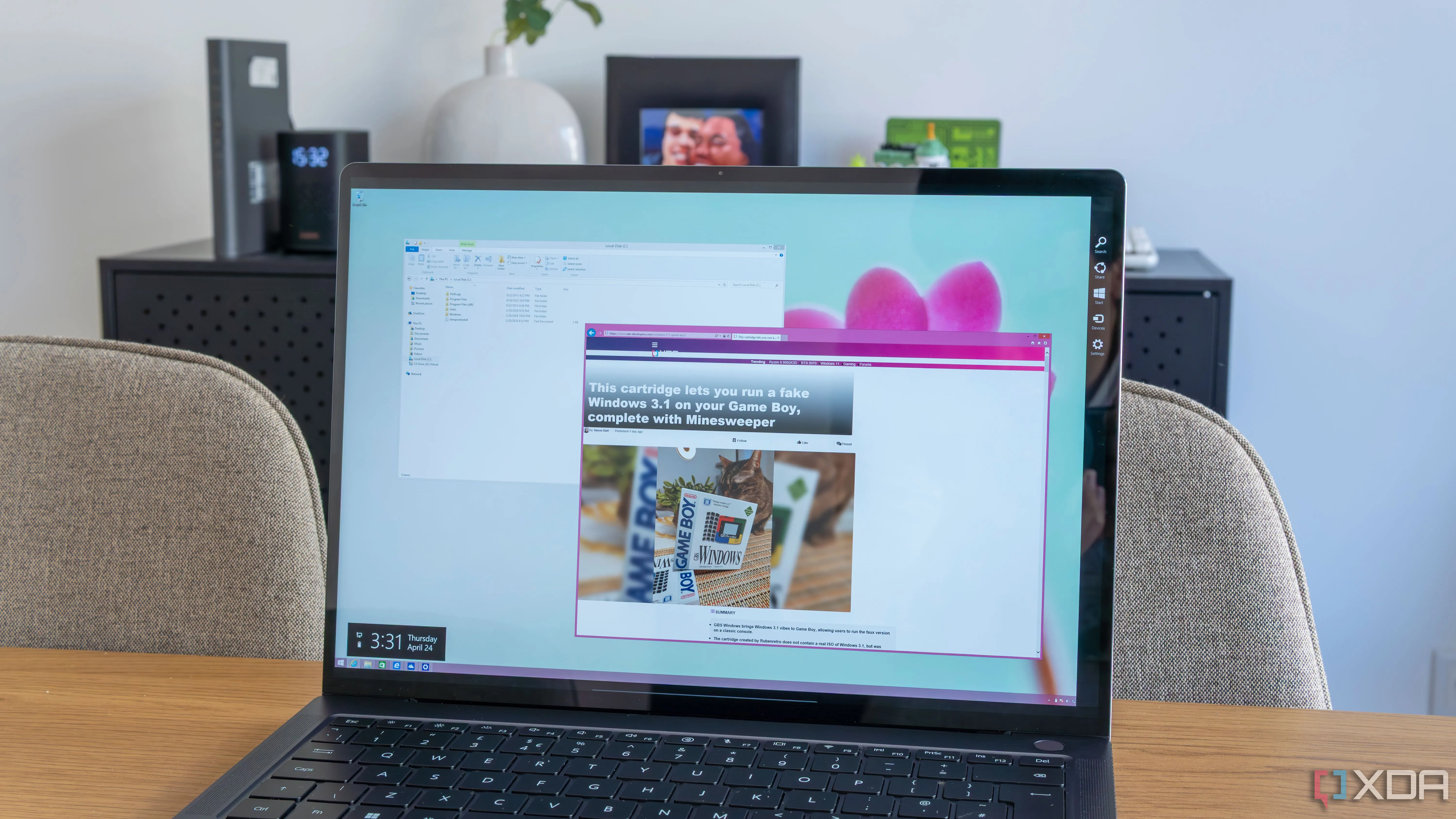 Máy tính xách tay hiển thị Windows 8.1 với File Explorer sử dụng giao diện Ribbon