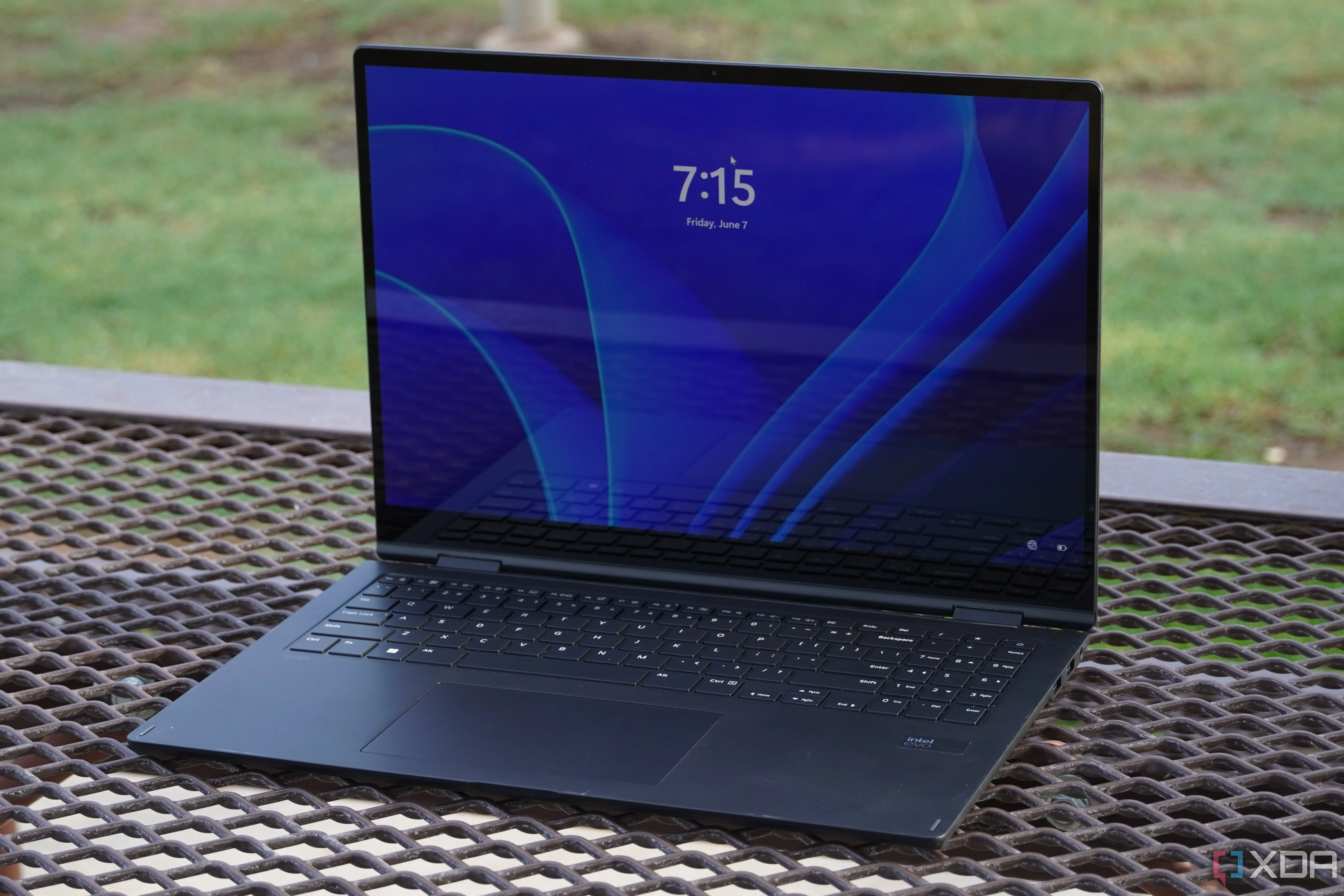 Máy tính xách tay LG Gram Pro hiển thị màn hình khóa Windows, gợi ý khả năng tối ưu hóa các thành phần hệ thống.