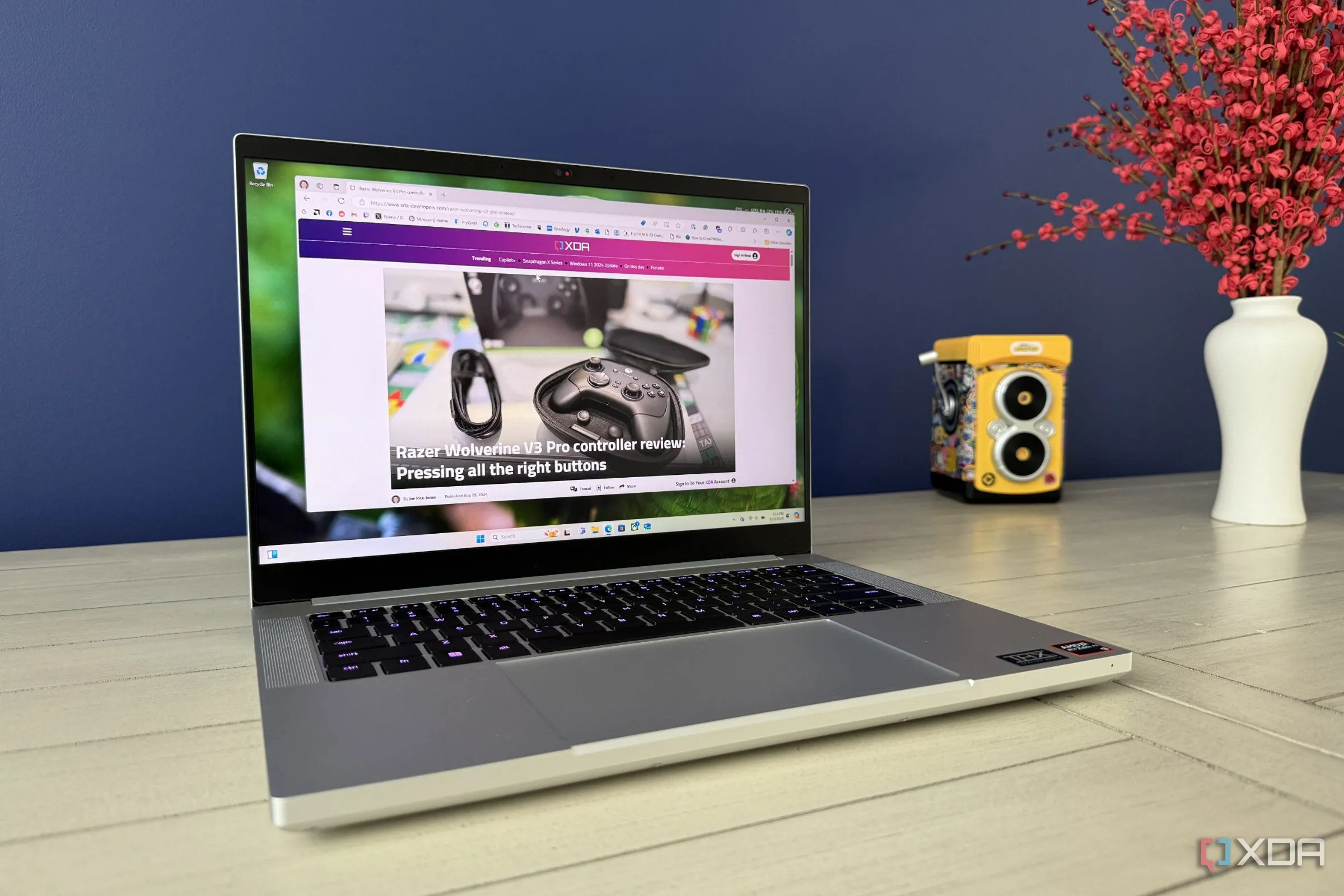 Máy tính xách tay Razer Blade 14 (mẫu 2024) màu đen đặt trên bàn, biểu tượng cho hệ điều hành Windows mạnh mẽ nhưng cần chú trọng các giải pháp bảo mật.