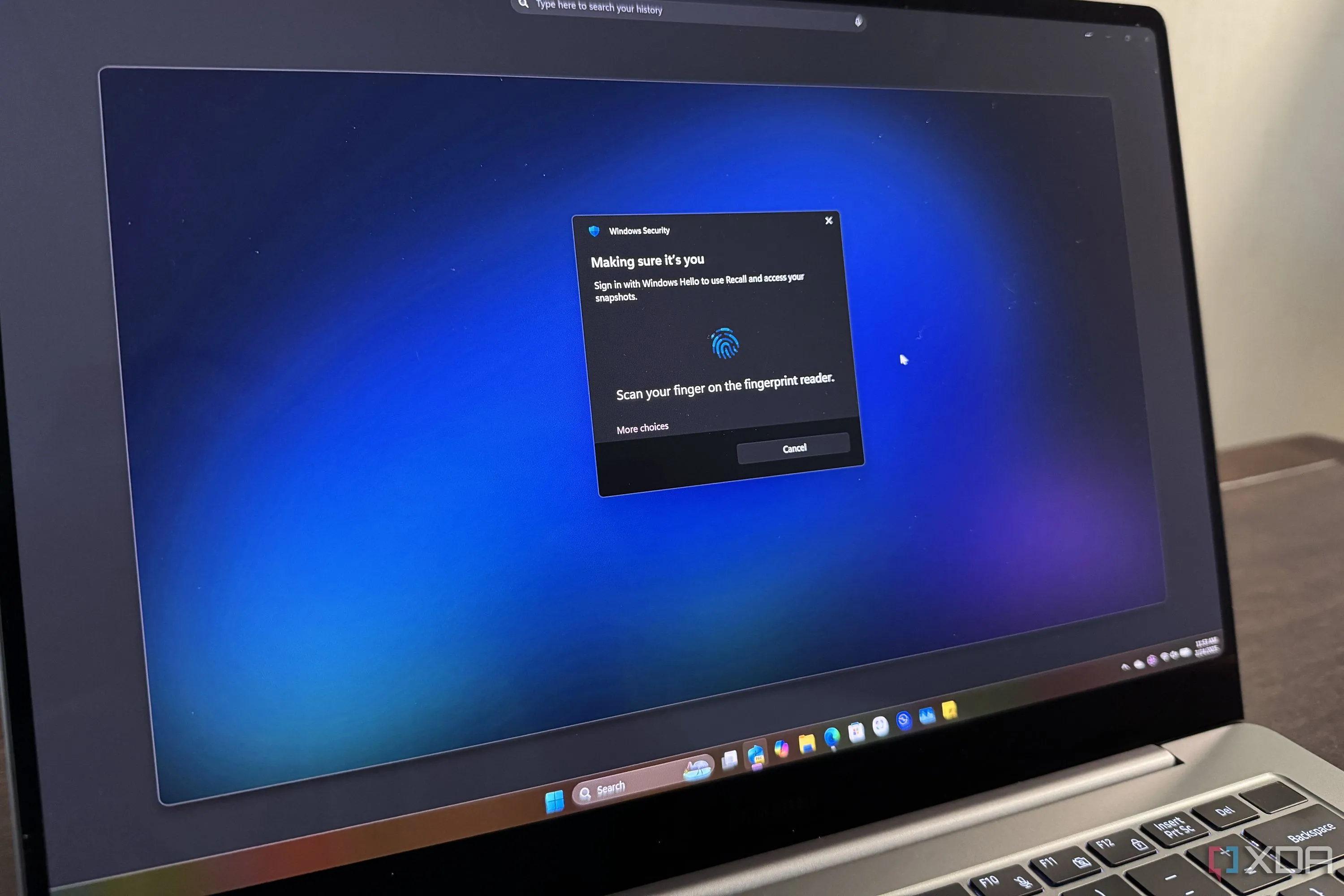 Máy tính xách tay Samsung Galaxy Book5 Pro minh họa tính năng Windows Hello nhận diện khuôn mặt để đăng nhập