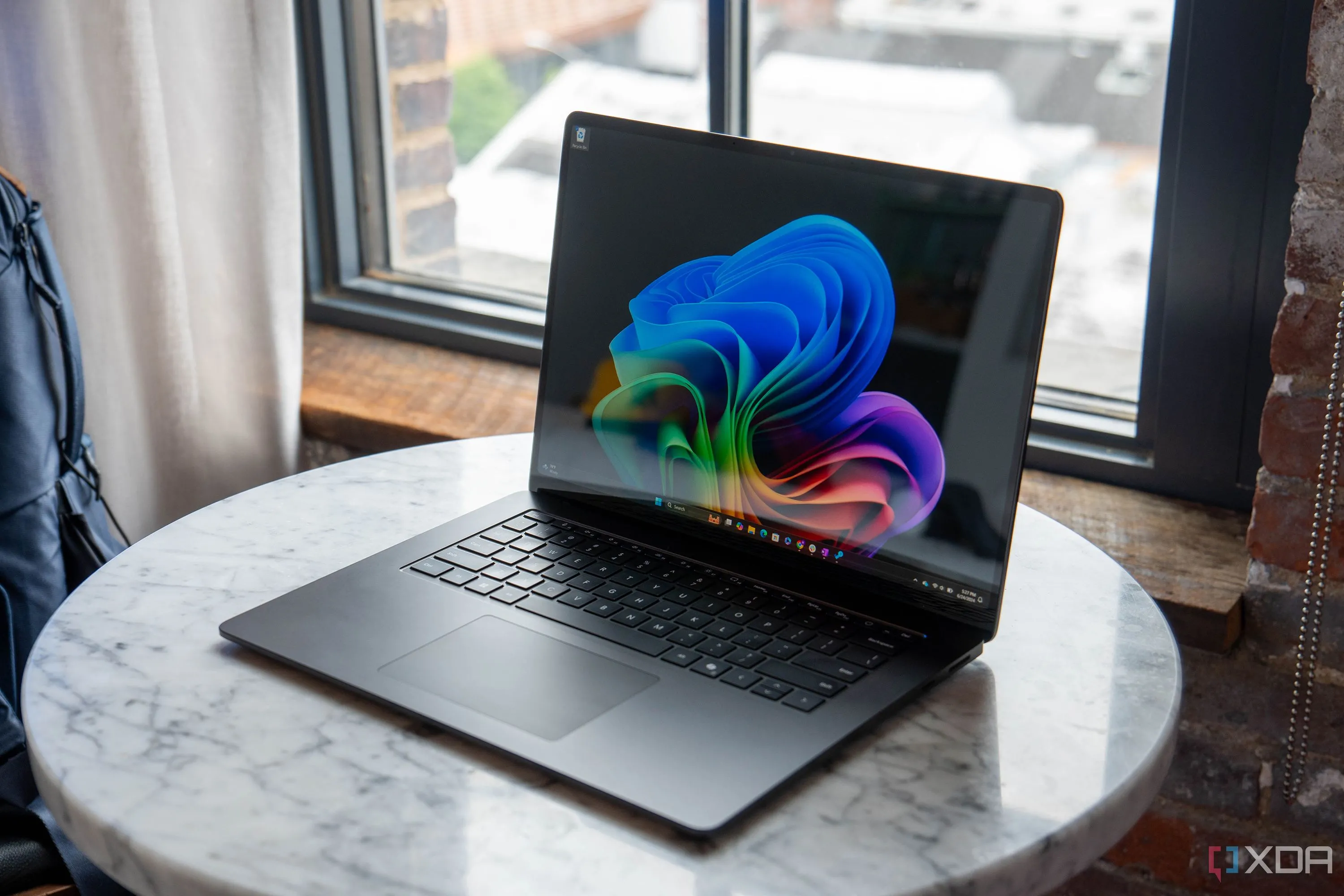 Máy tính xách tay Surface Laptop trên bàn làm việc, minh họa tầm quan trọng của bảo mật PC
