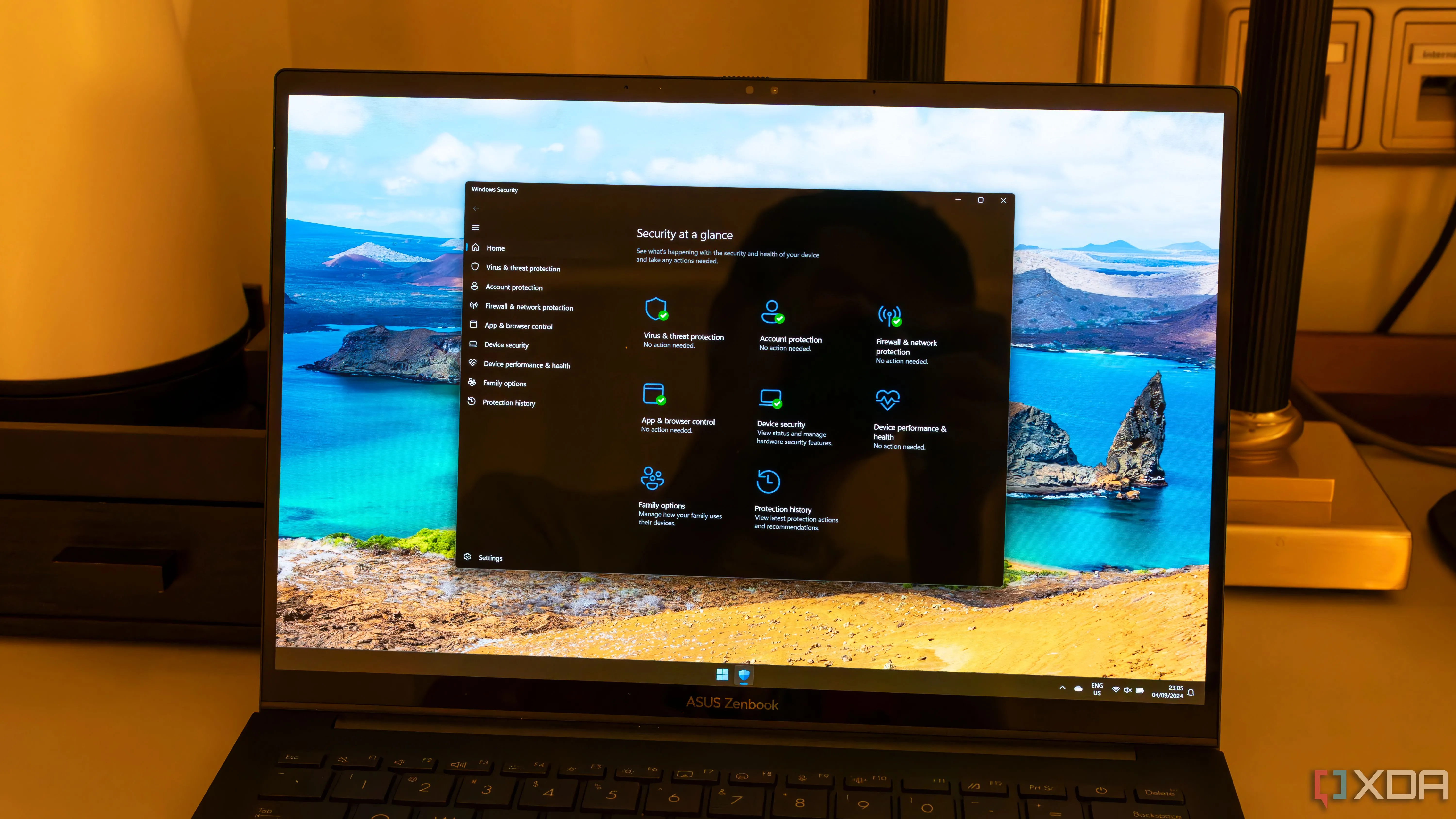 Máy tính xách tay Windows 11 đang chạy ứng dụng Windows Security