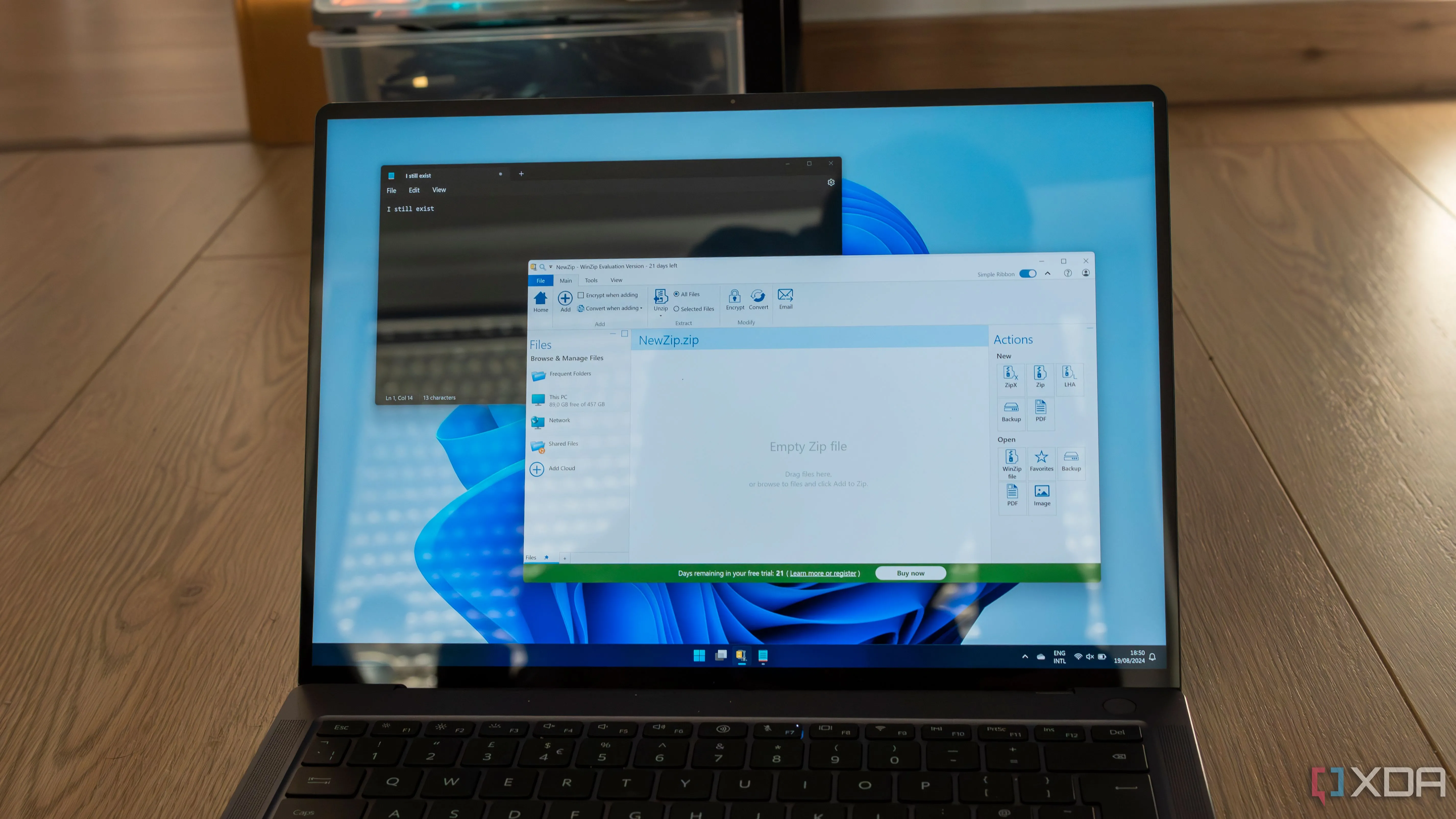 Máy tính xách tay Windows 11 đang chạy Winzip và Notepad