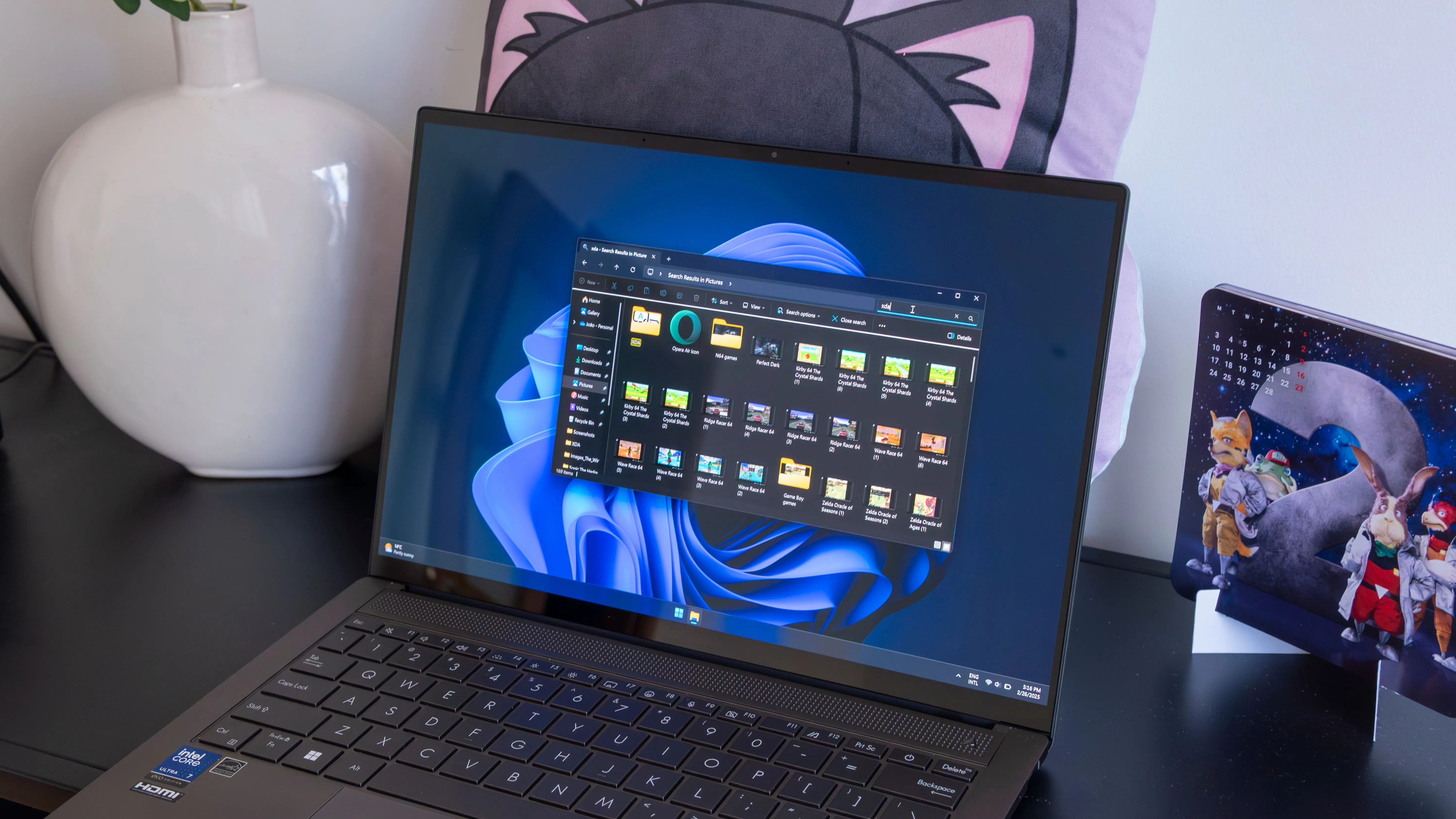 Máy tính xách tay Windows 11 hiển thị chức năng tìm kiếm tệp, minh họa nhu cầu về các công cụ quản lý file mạnh mẽ như Directory Opus.