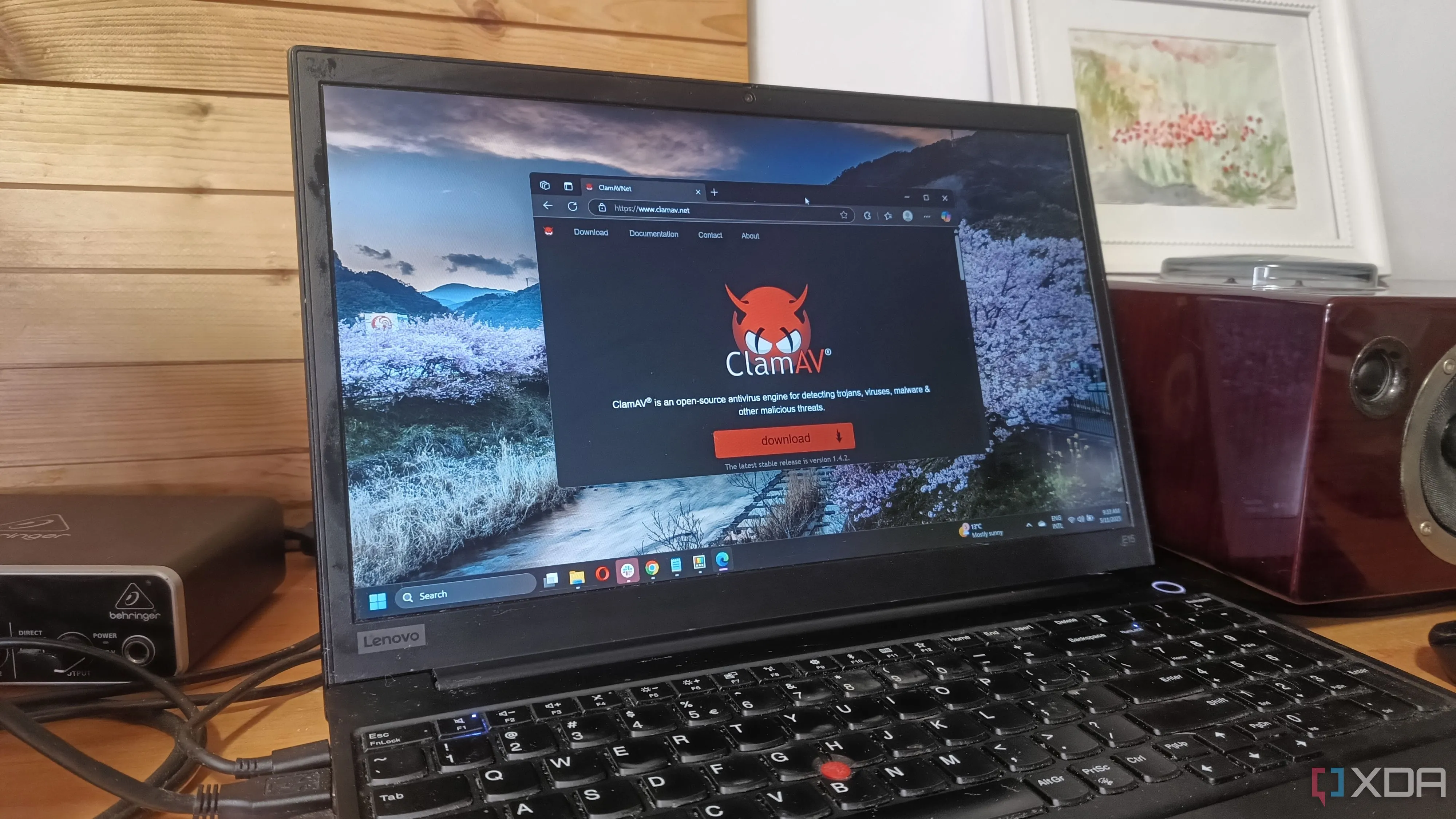 Máy tính xách tay Windows 11 hiển thị trang tải xuống ClamAV trên trình duyệt