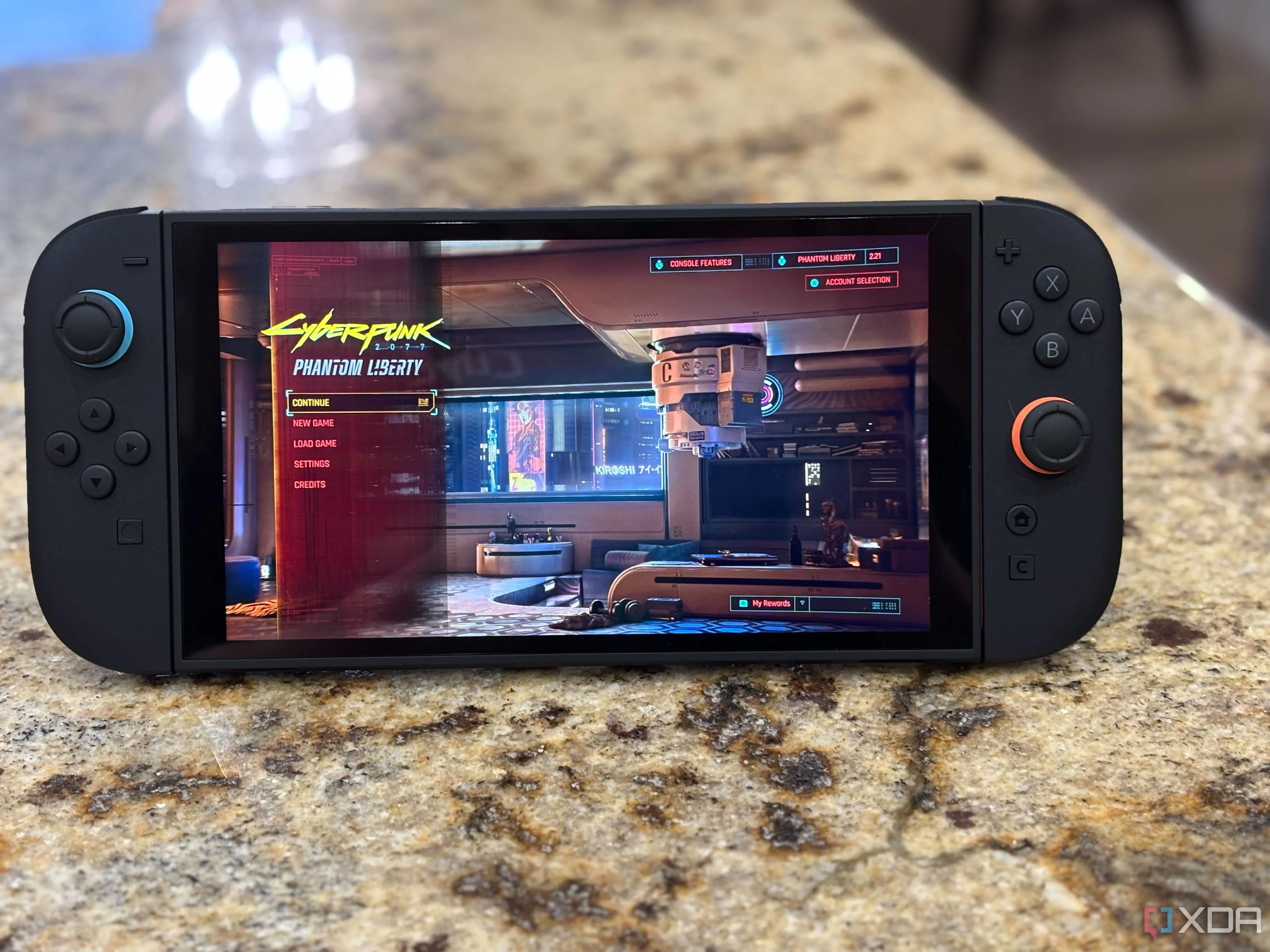 Menu chính của game Cyberpunk 2077 đang hiển thị trên màn hình của Nintendo Switch 2