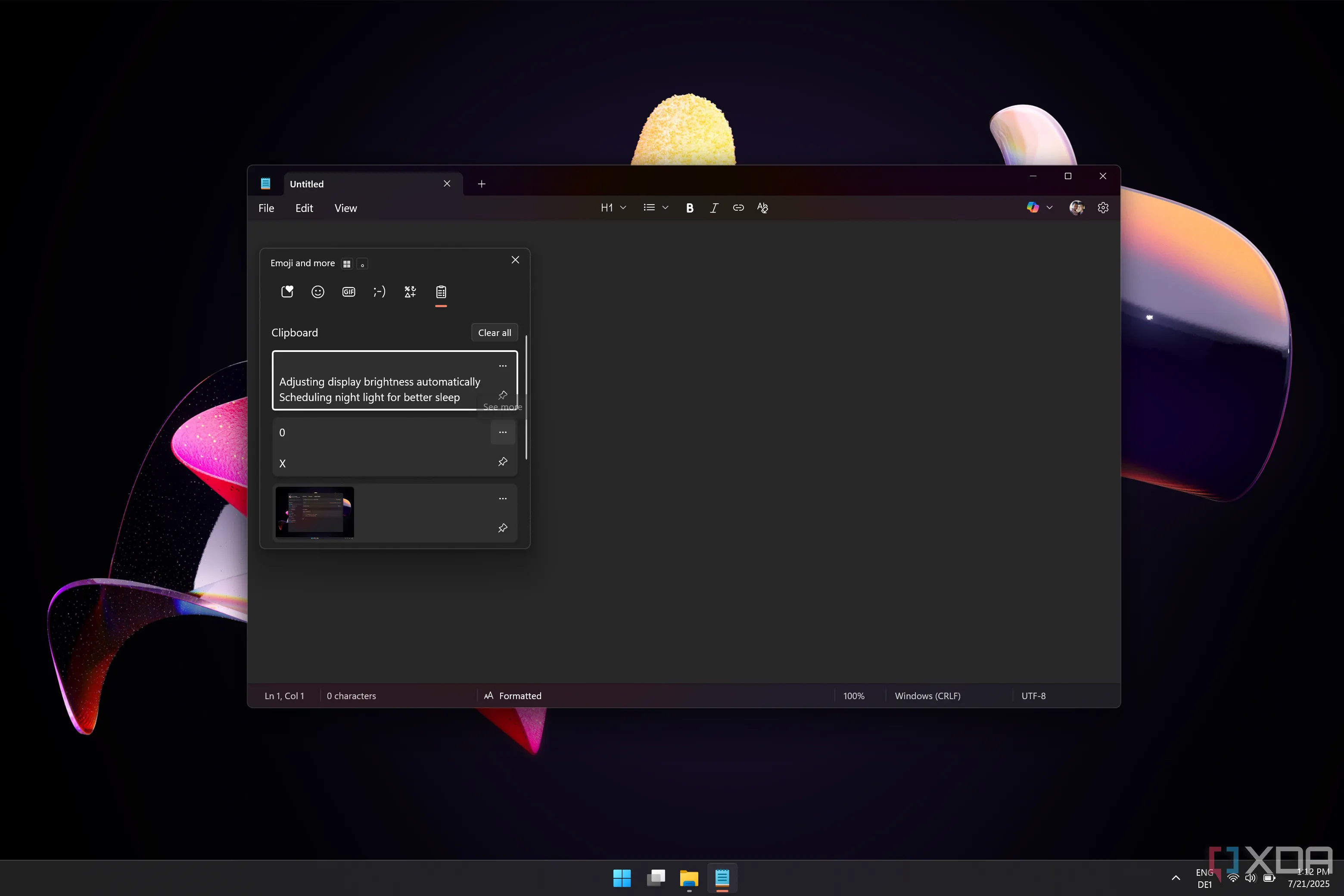 Menu lịch sử Clipboard trên Windows 11 được mở trong Notepad, hiển thị các mục đã sao chép