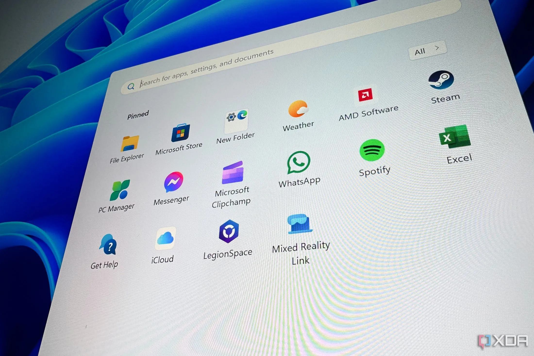 Menu Start của Windows 11 hiển thị các ứng dụng được cài đặt sẵn, minh họa vị trí căn chỉnh mặc định