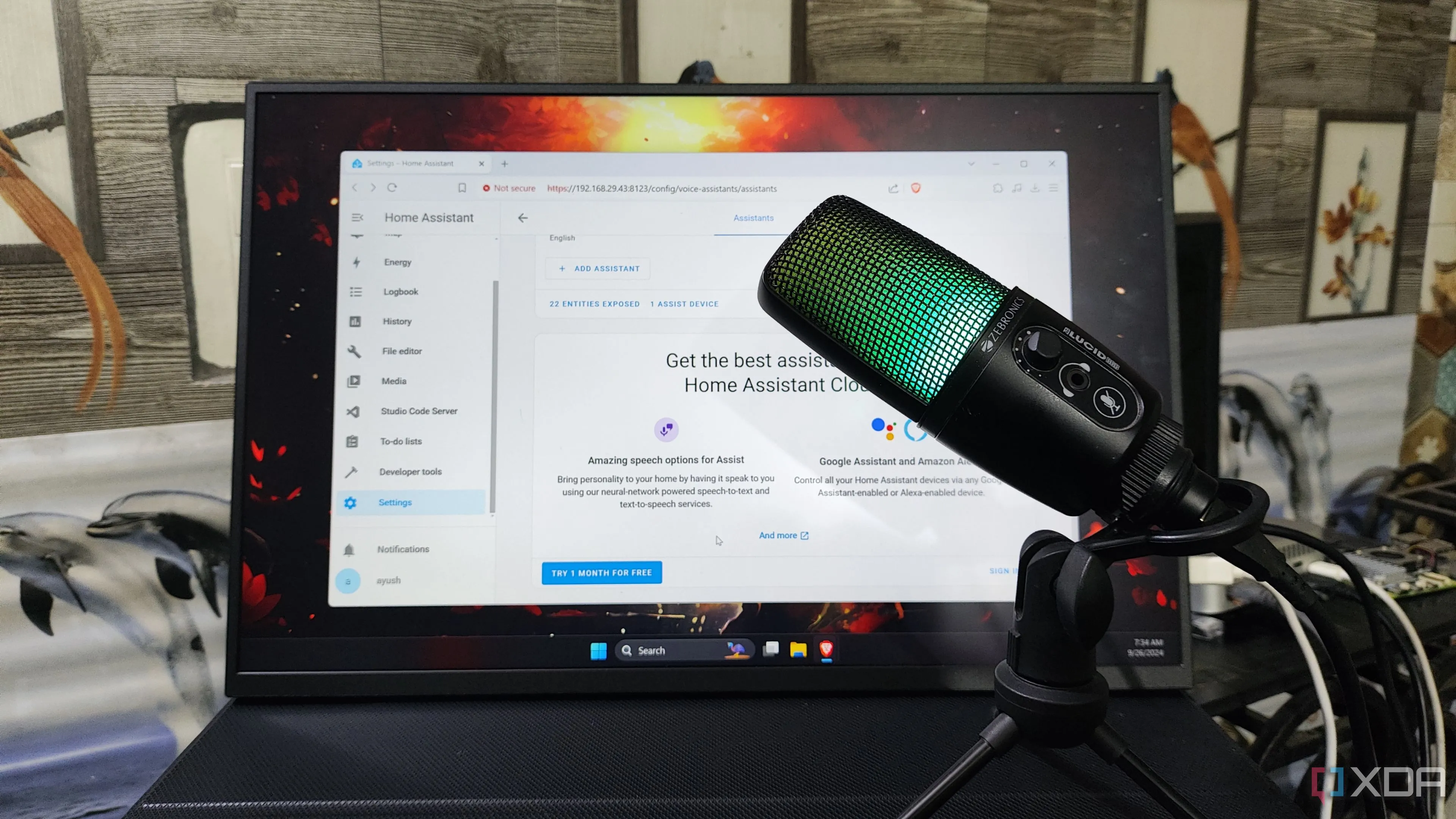 Microphone đặt trước màn hình hiển thị giao diện Home Assistant để điều khiển nhà thông minh