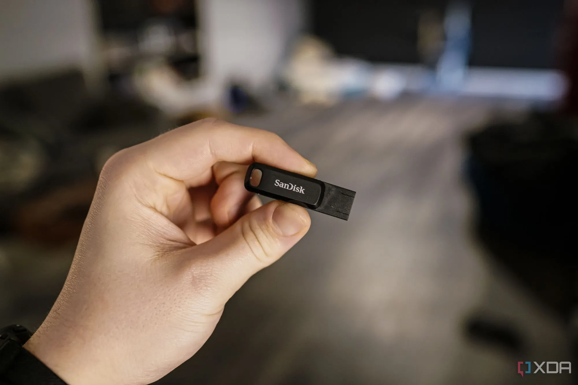 Minh họa một ổ USB flash, tượng trưng cho USB Live Linux dùng để cứu hộ máy tính và cài đặt các công cụ phục hồi đa năng.