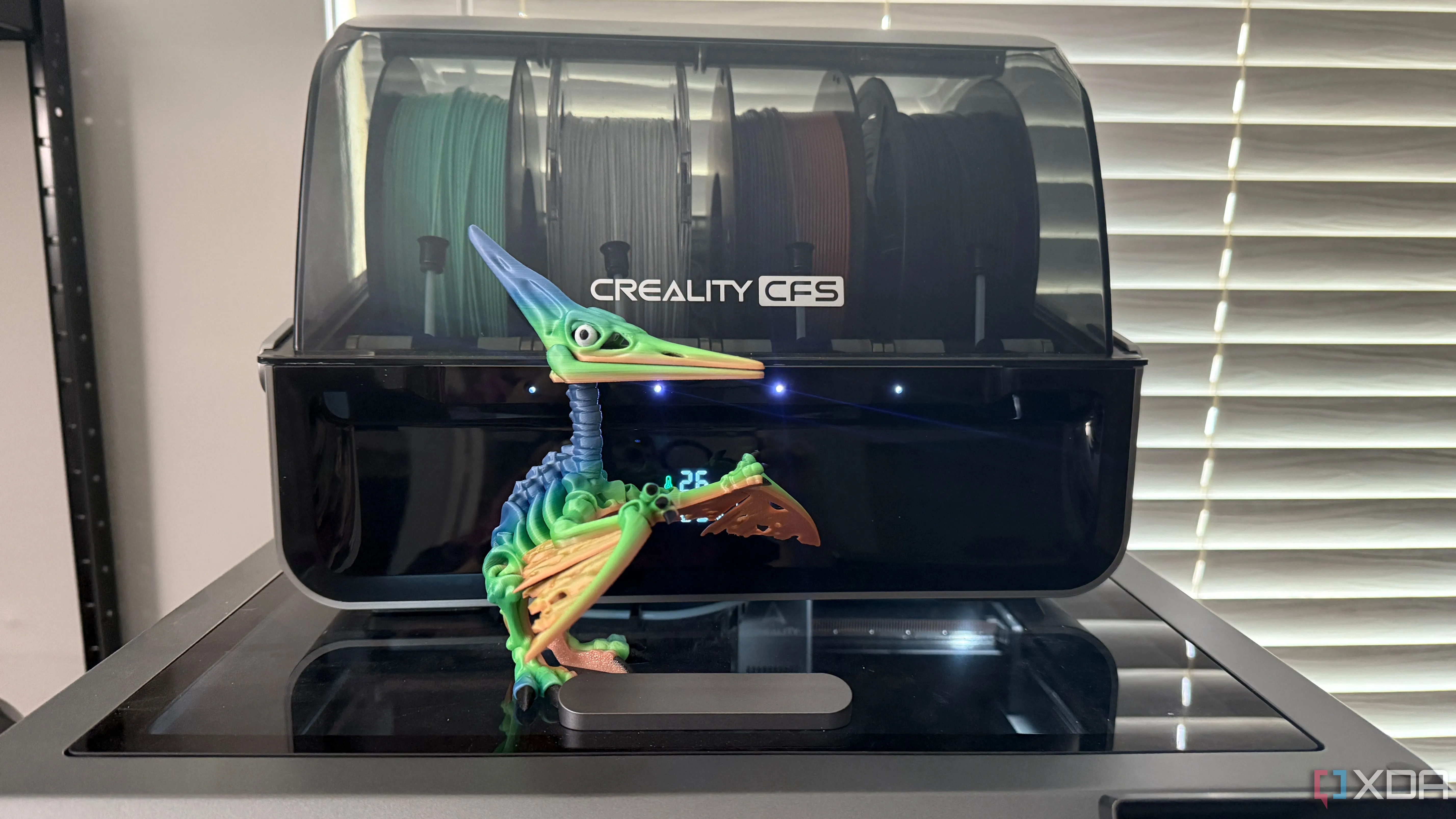 Mô hình 3D đang được in với độ chính xác cao, thể hiện quy trình làm việc nhanh chóng của máy in 3D để tạo ra sản phẩm cosplay chất lượng.