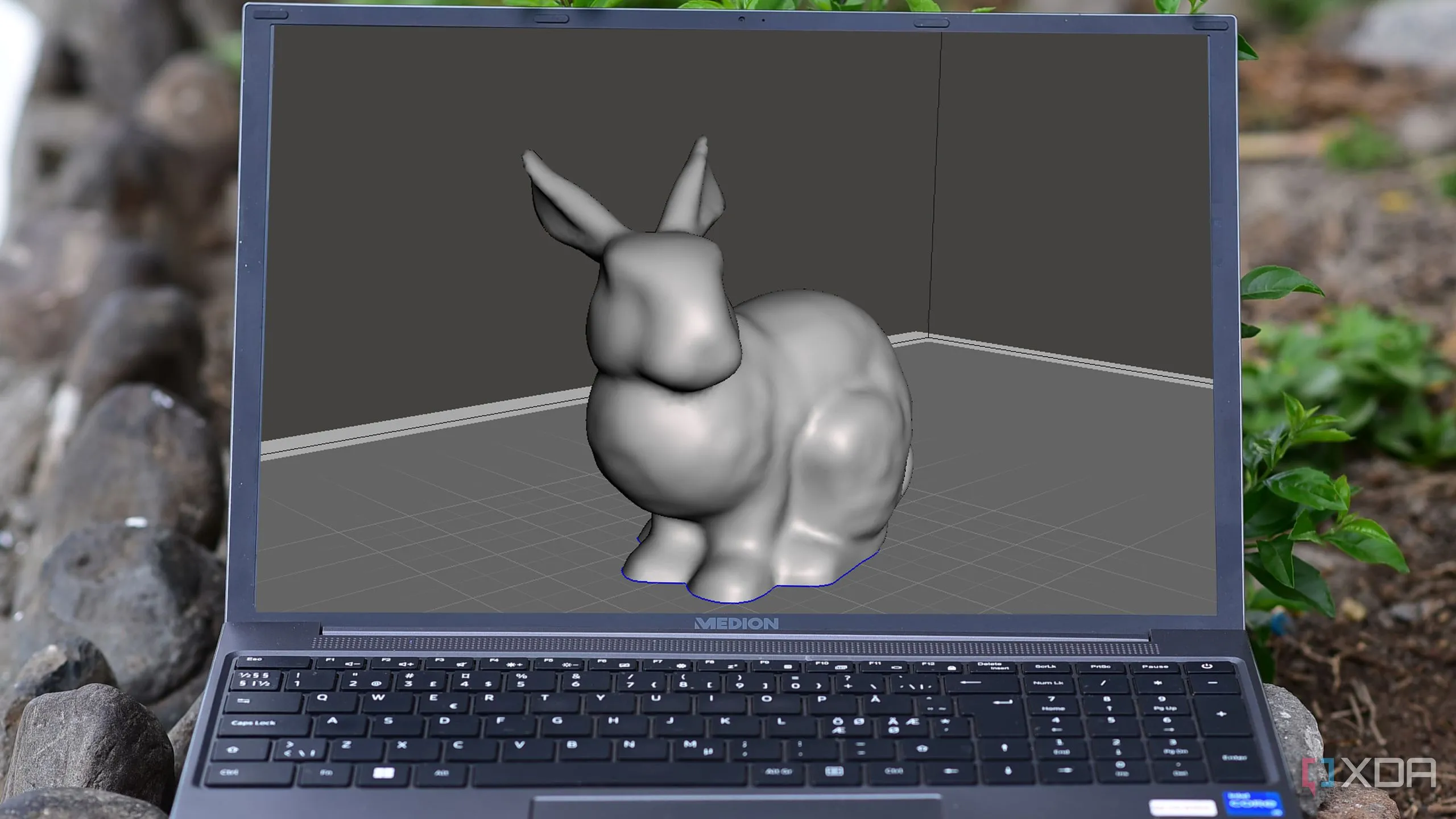Mô hình 3D đang mở trên phần mềm Meshmixer trên laptop Medion, thể hiện khả năng chỉnh sửa file in 3D