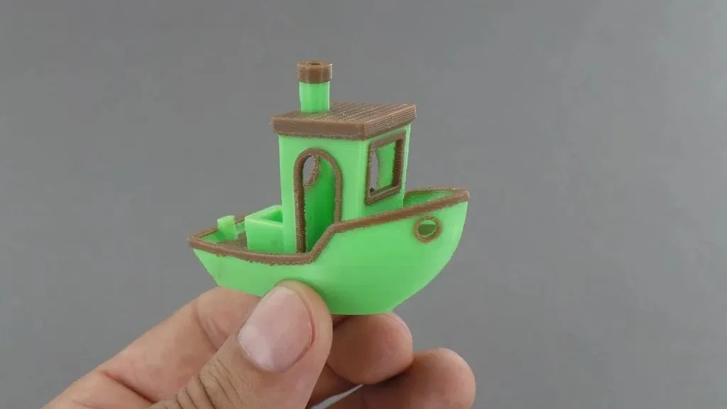 Mô hình Benchy nhiều màu sắc hiển thị các vấn đề về đường ghép Z-seam và bề mặt in