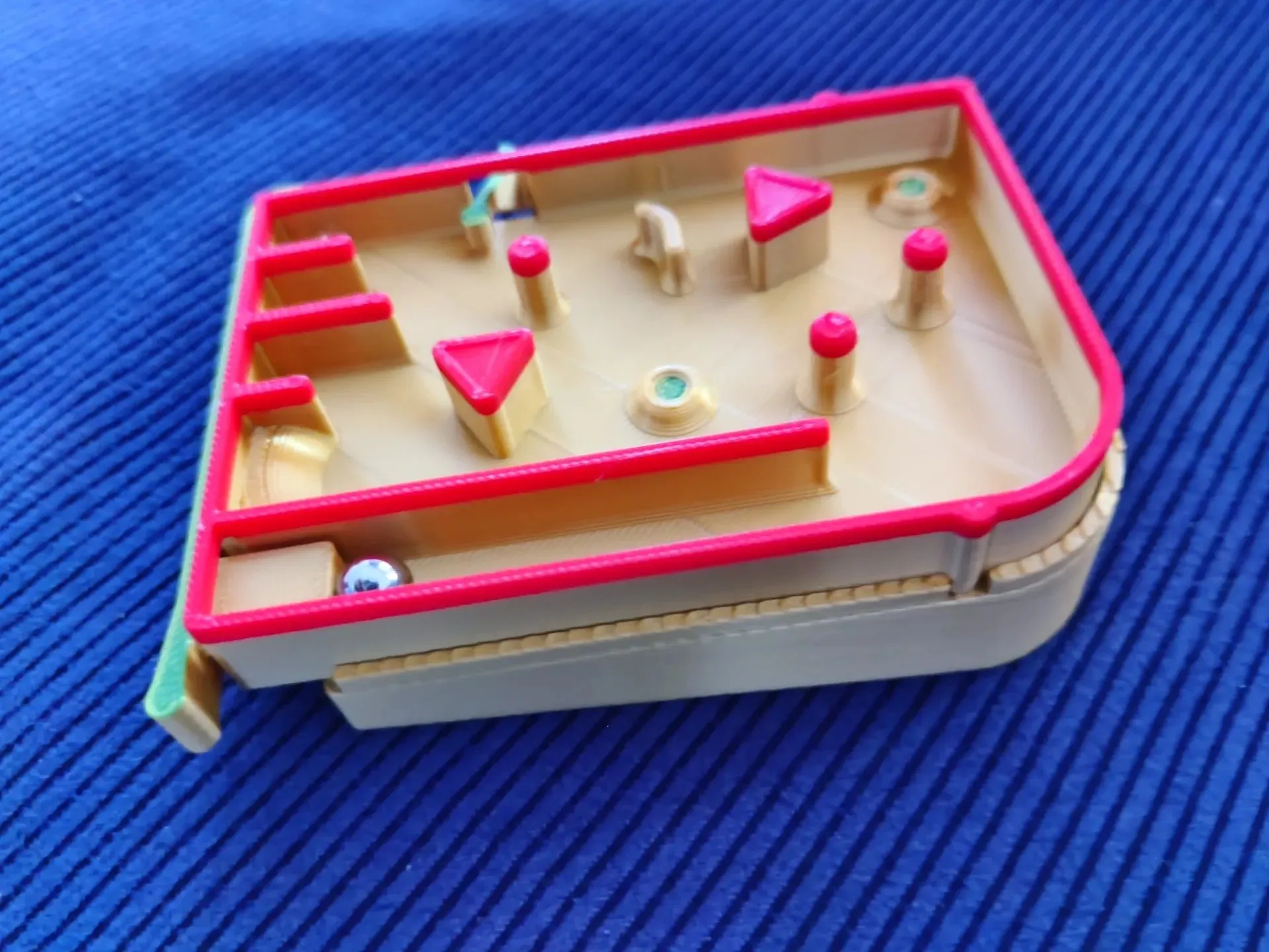 Mô hình trò chơi pinball mini tự làm từ các chi tiết in 3D trên bàn làm việc