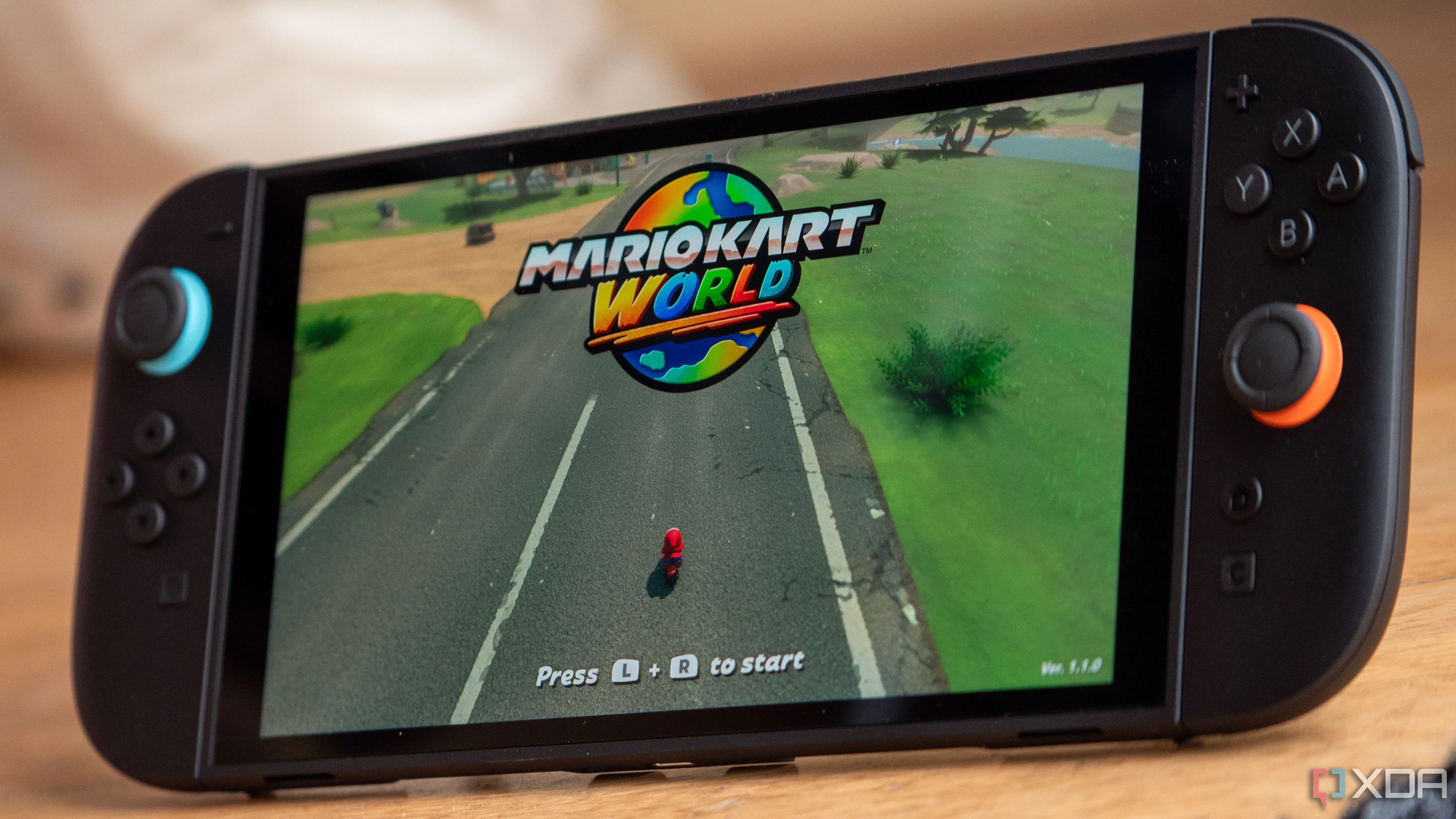 Mô phỏng hình ảnh Nintendo Switch 2 đang chơi tựa game Mario Kart, minh họa trải nghiệm giải trí đỉnh cao trên hệ máy console mới.