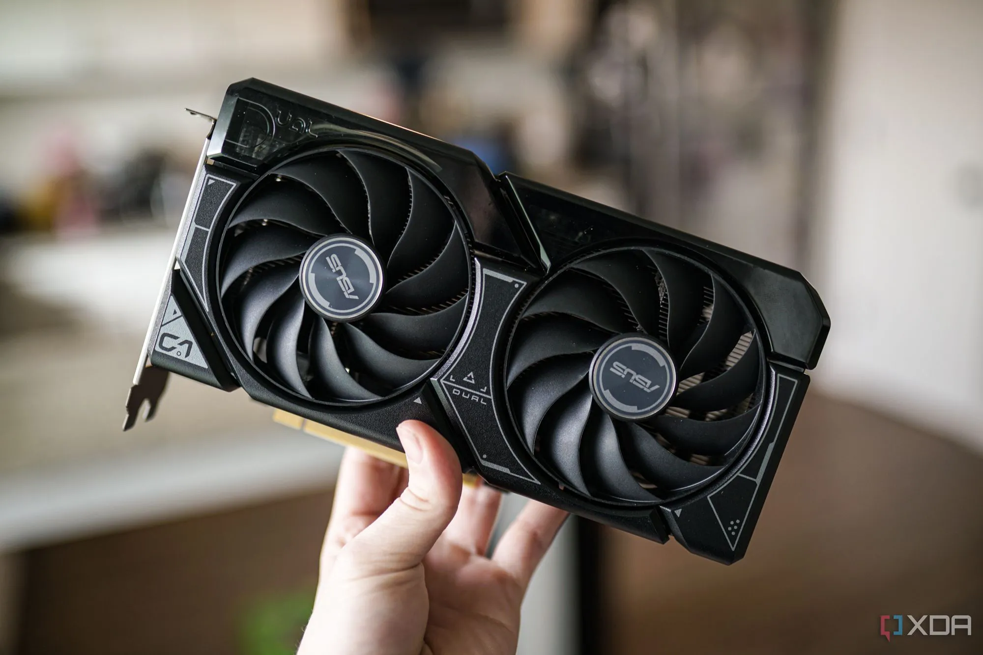 Một bàn tay đang cầm card đồ họa Nvidia RTX 4060, một trong những mẫu GPU 8GB gây tranh cãi về dung lượng VRAM