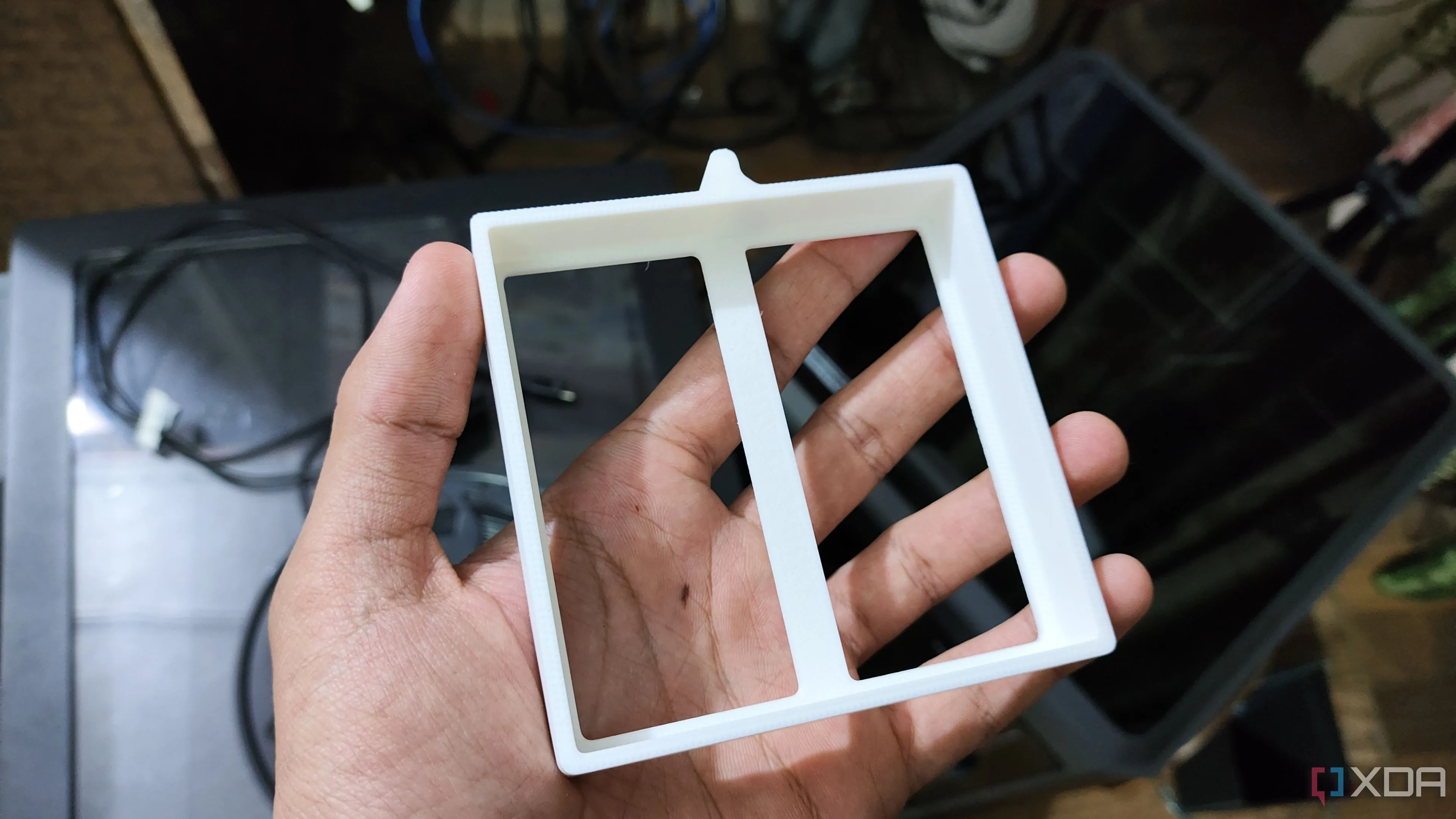 Một bộ lọc khí tự in được gắn vào mặt sau của máy in 3D buồng kín để loại bỏ hạt độc hại