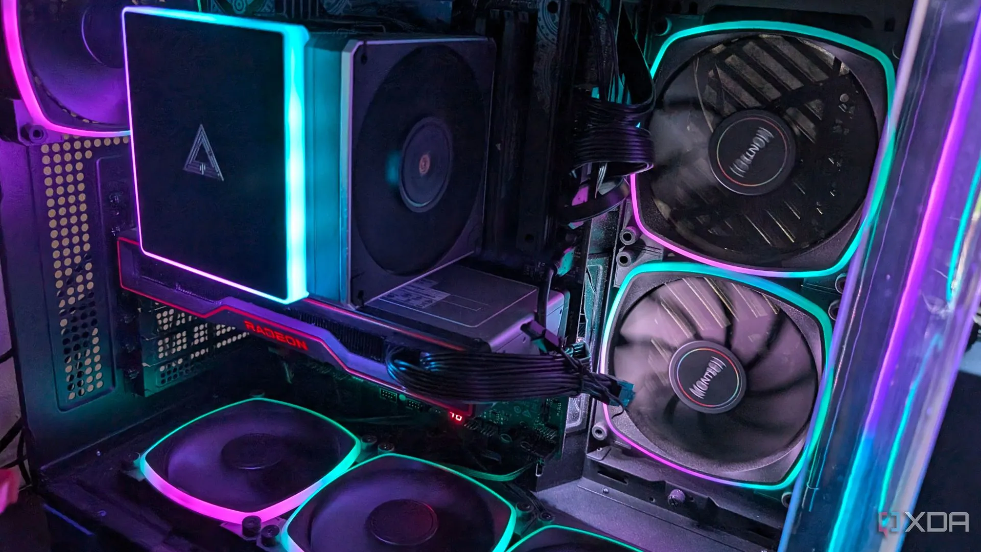Một bộ máy tính chơi game với đèn RGB và card đồ họa AMD, thể hiện môi trường thử nghiệm ép xung và stress test.
