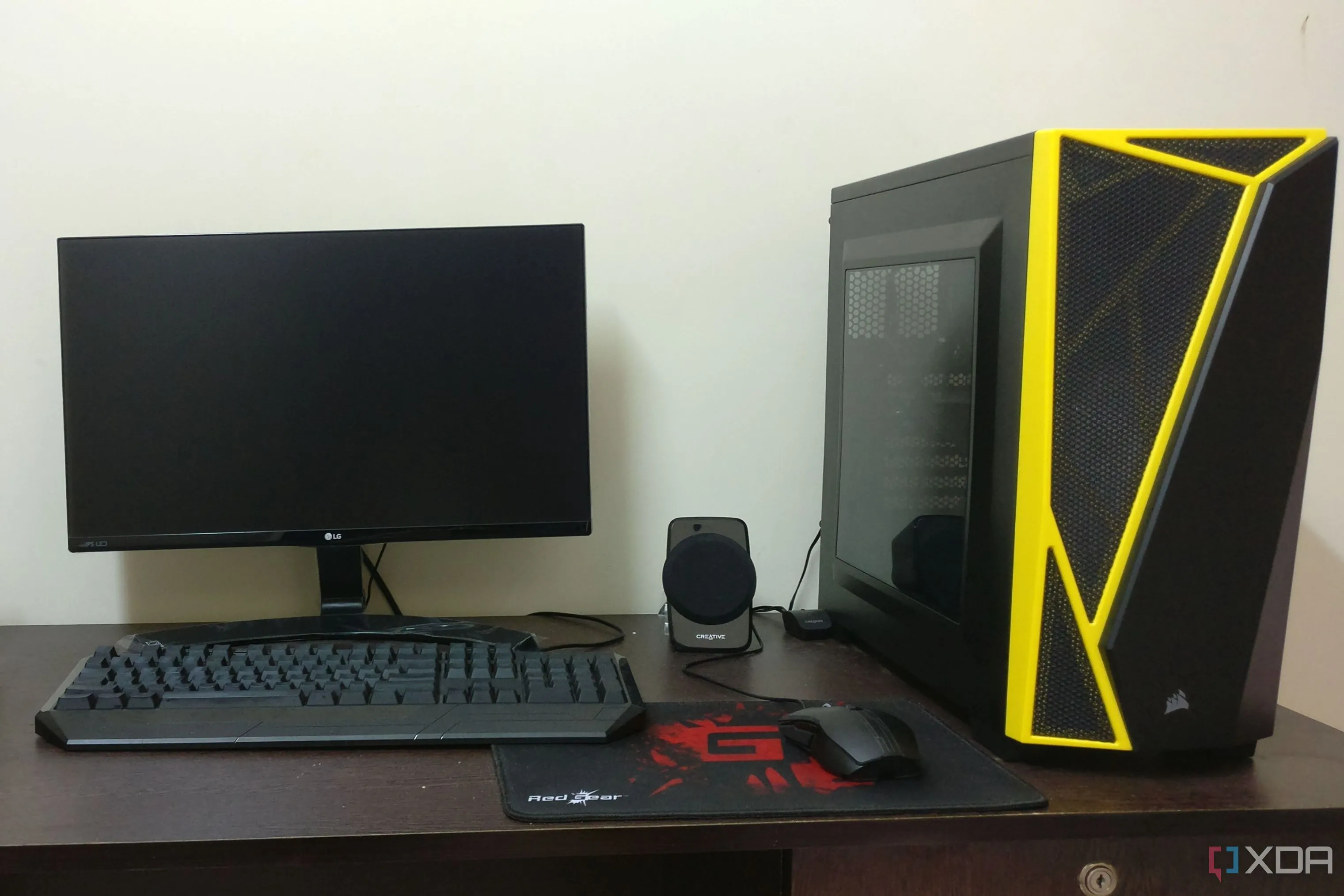 Một bộ máy tính gaming màu đen hoàn chỉnh với màn hình, bàn phím và chuột, minh họa tổng thể một dàn PC