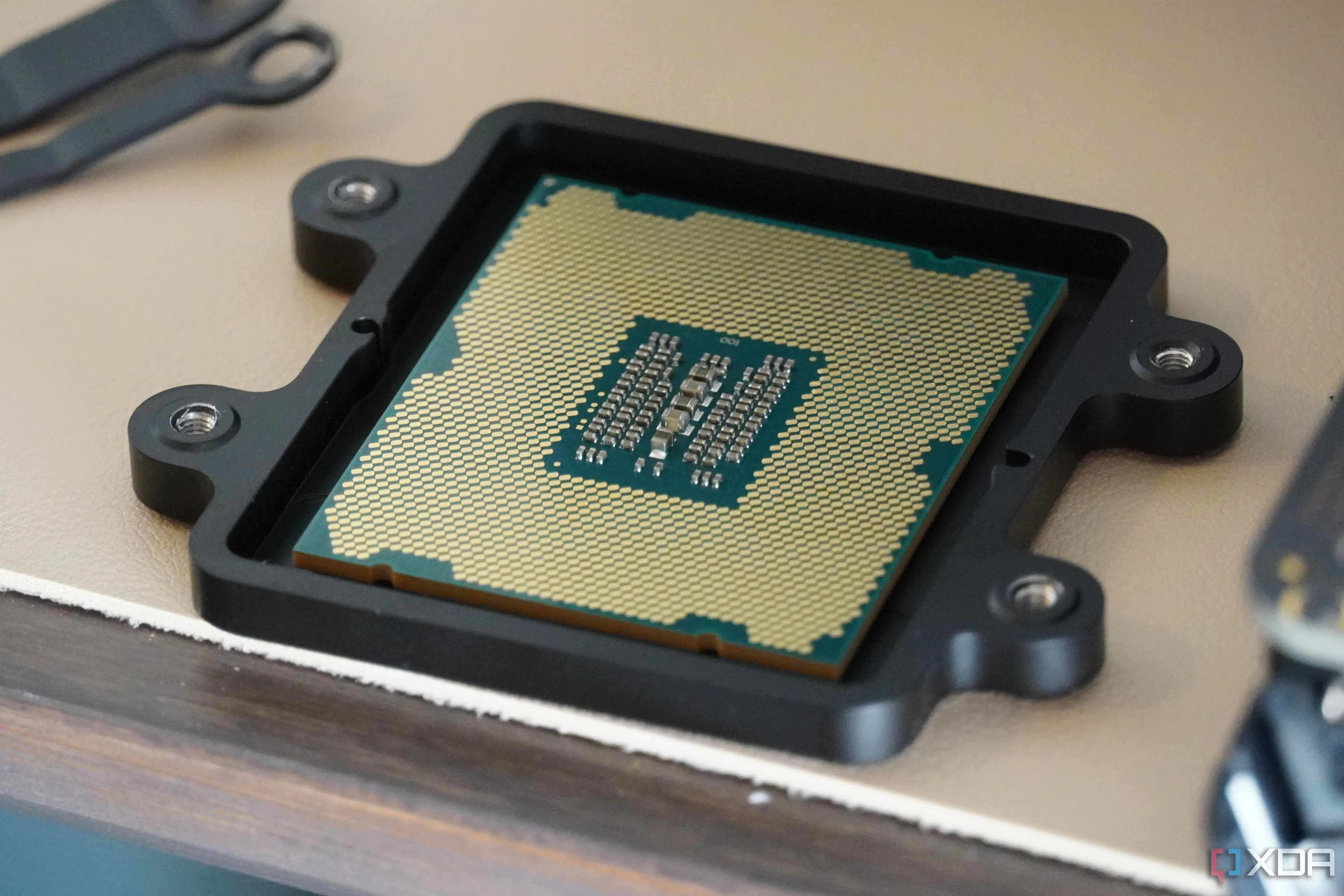 Một bộ xử lý Intel Xeon cũ, thích hợp để thử nghiệm các dự án DIY như delidding CPU.